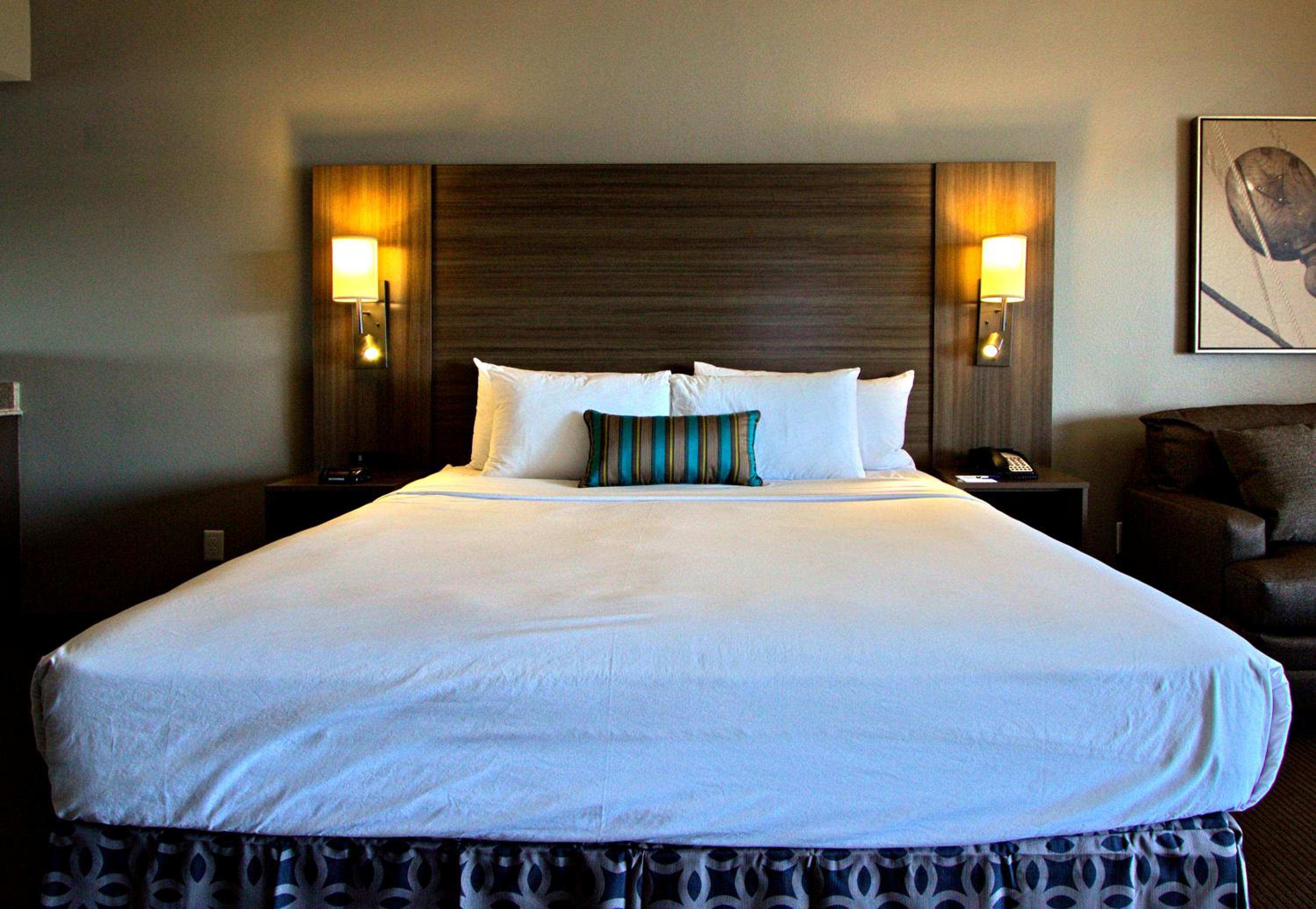King Room with Water View - Photo 3