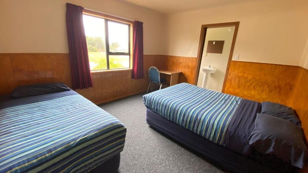 Twin Room with Private Bathroom - Photo 4