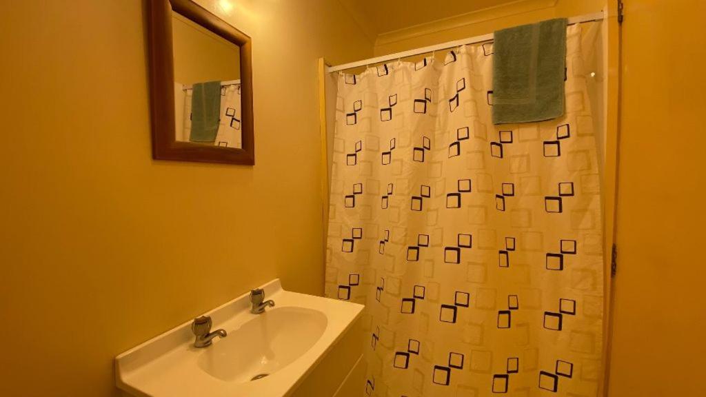 Twin Room with Private Bathroom - Photo 3
