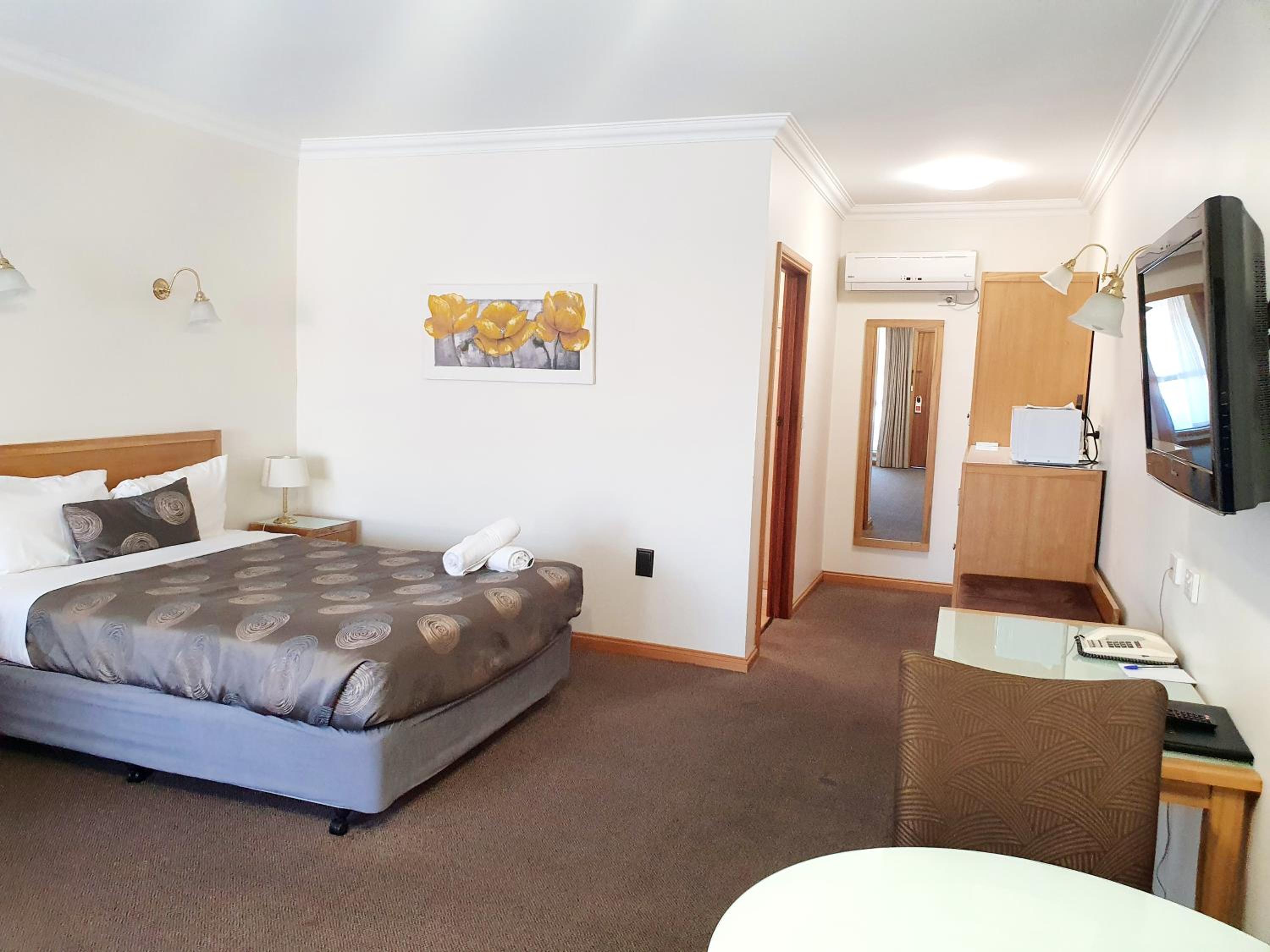 Deluxe Queen Room - Photo 3