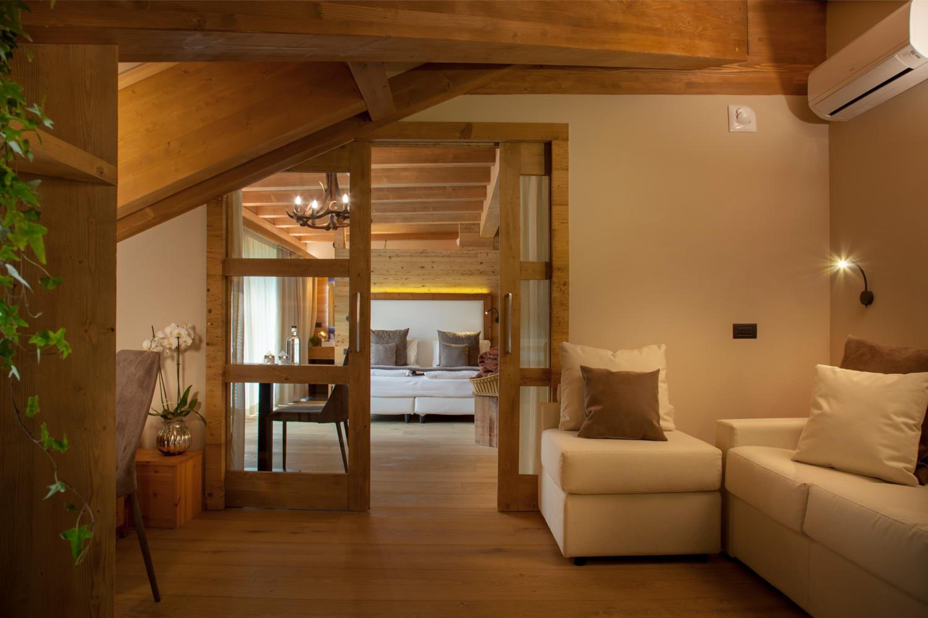 Suite with Mountain View - Photo 11
