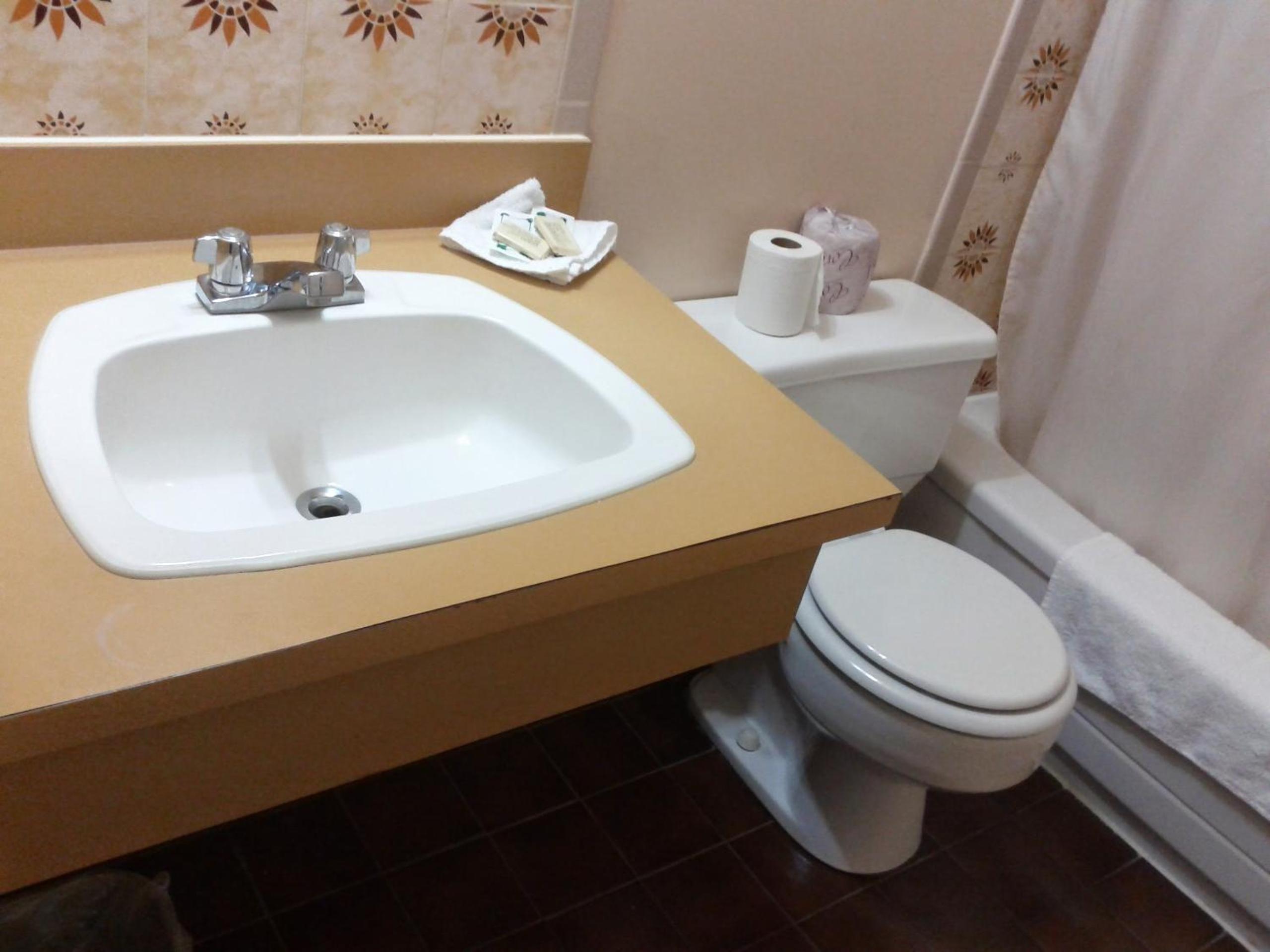 Queen Suite with Spa Bath - Photo 3