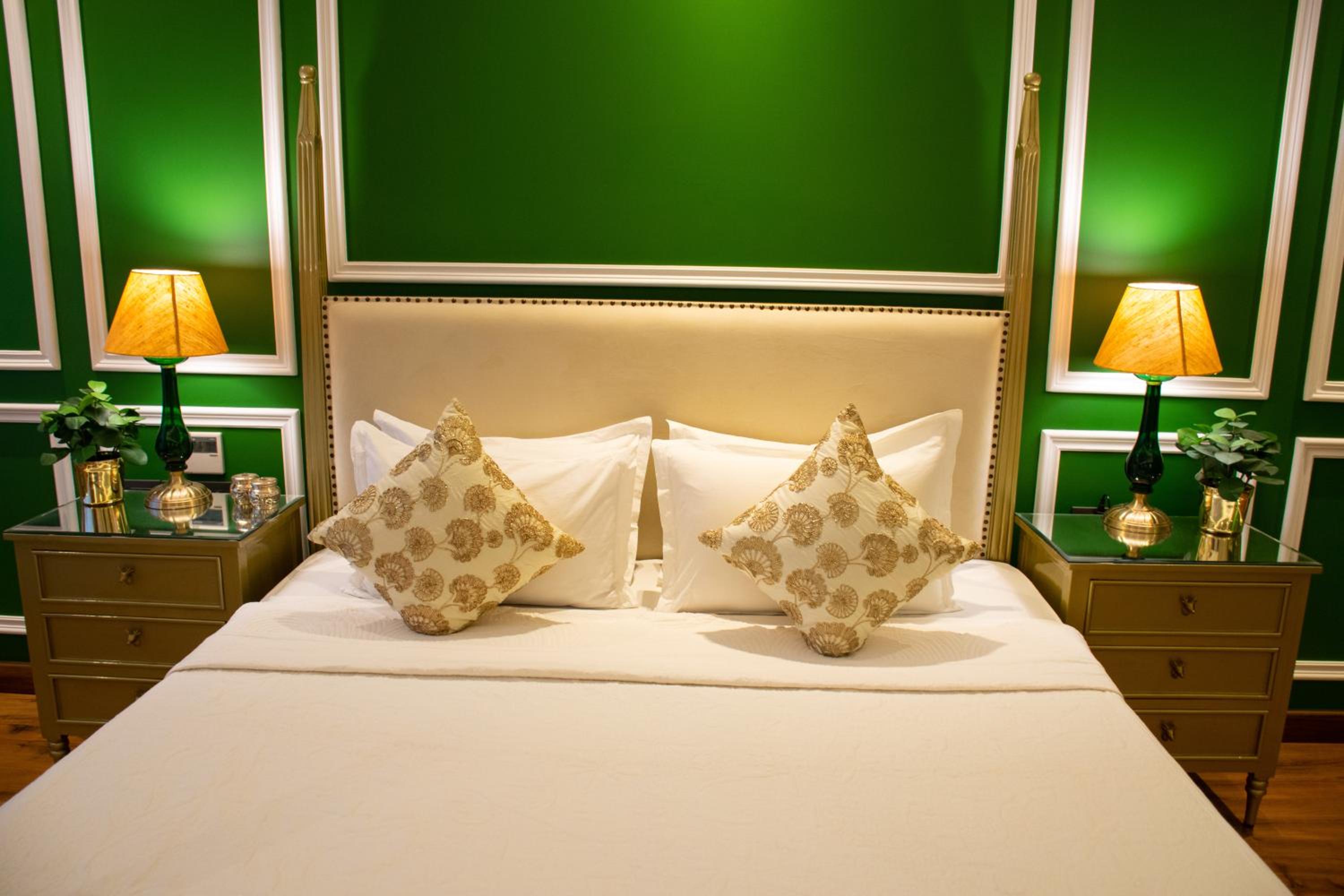 Executive Suite - Photo 31