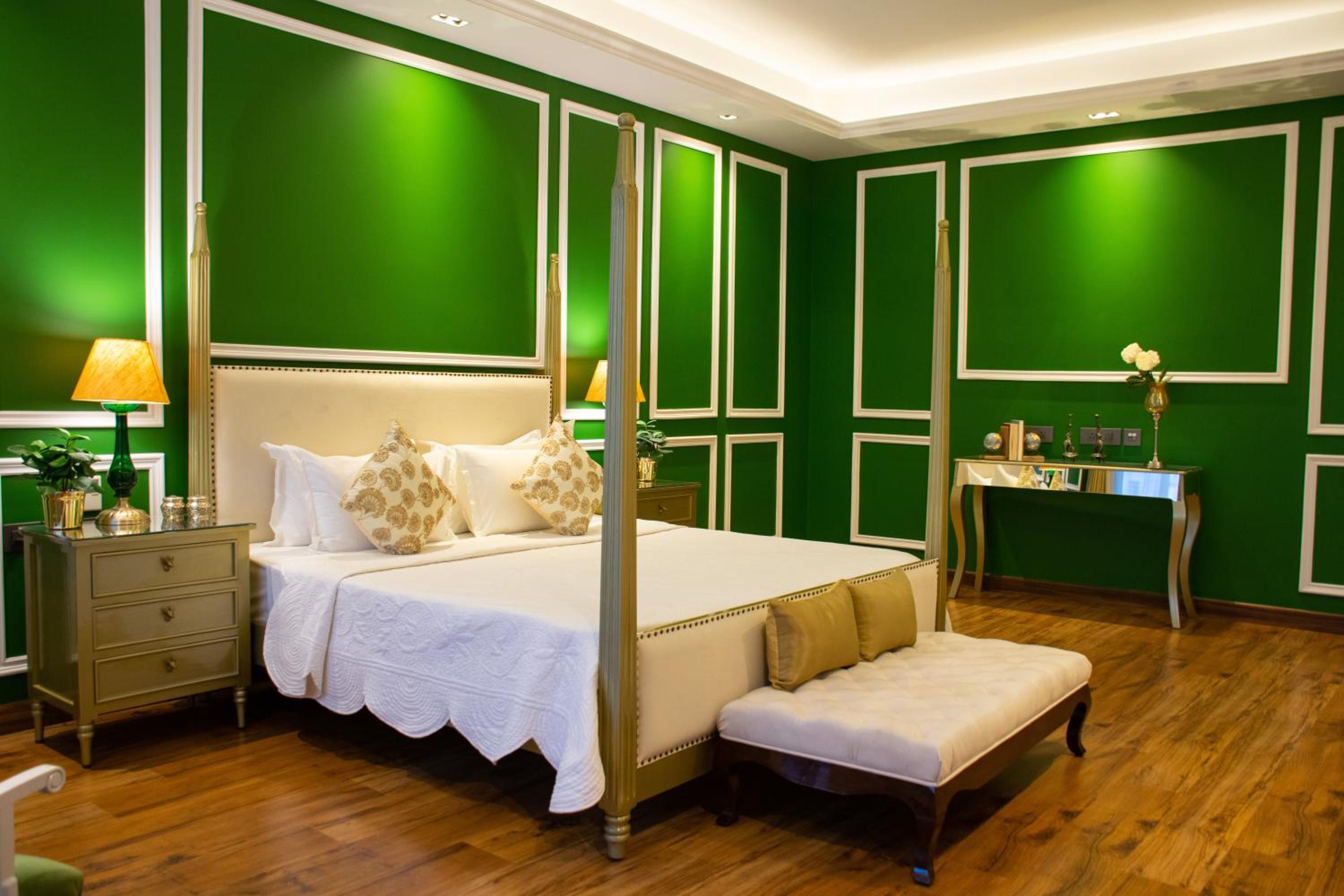 Executive Suite - Photo 29