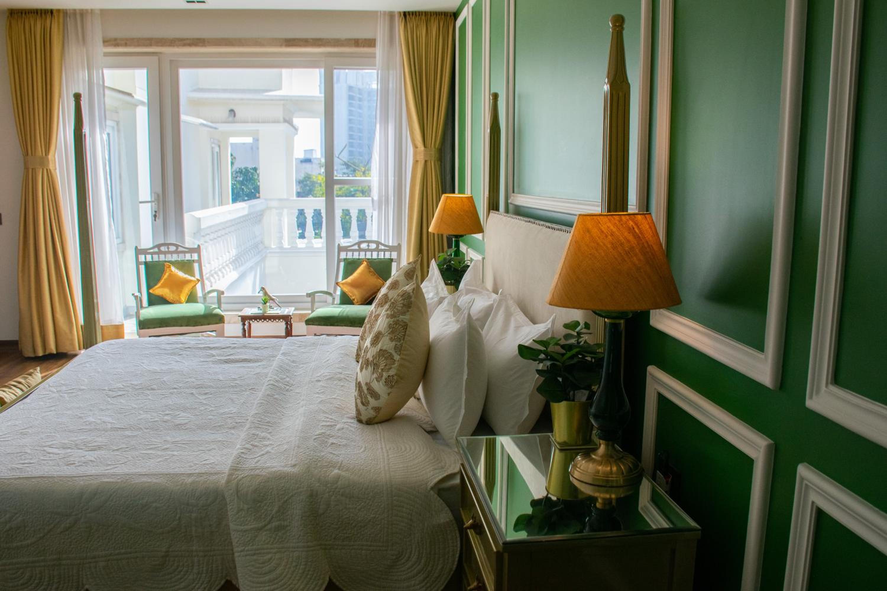 Executive Suite - Photo 27