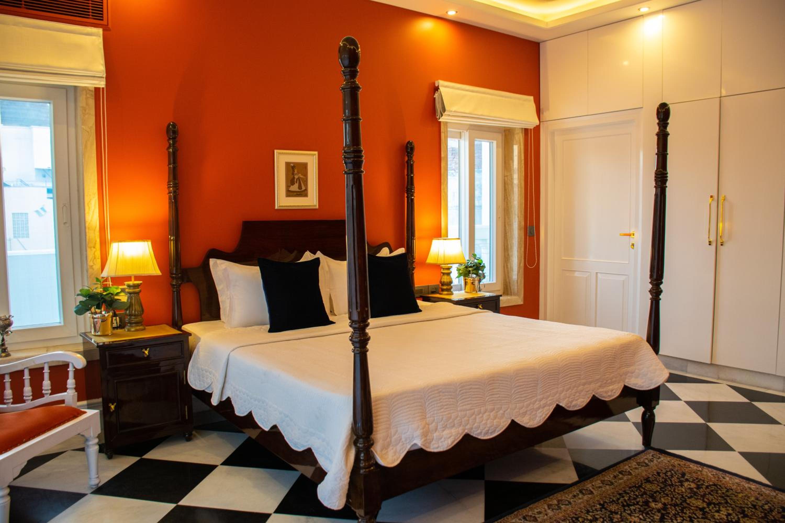 Executive Suite - Photo 24