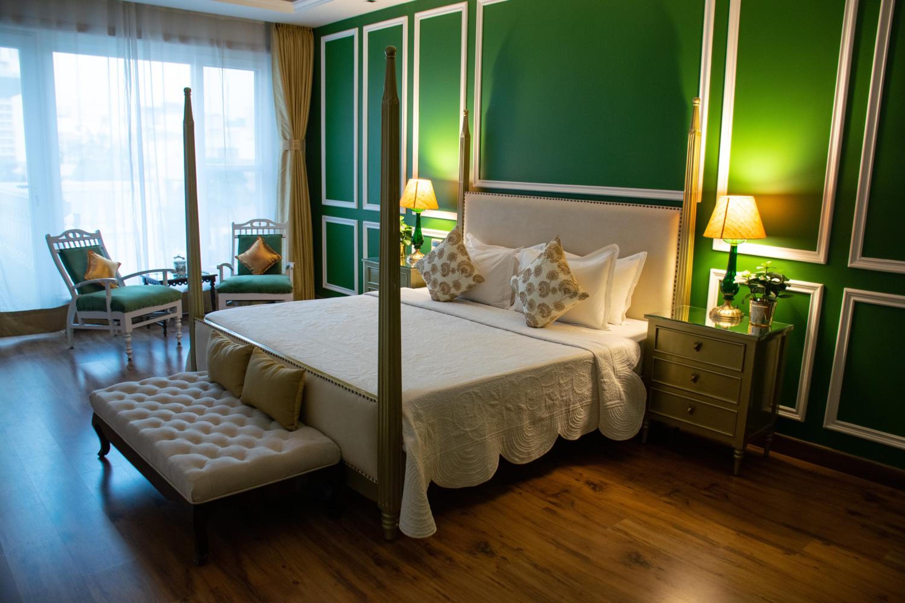 Executive Suite - Photo 21