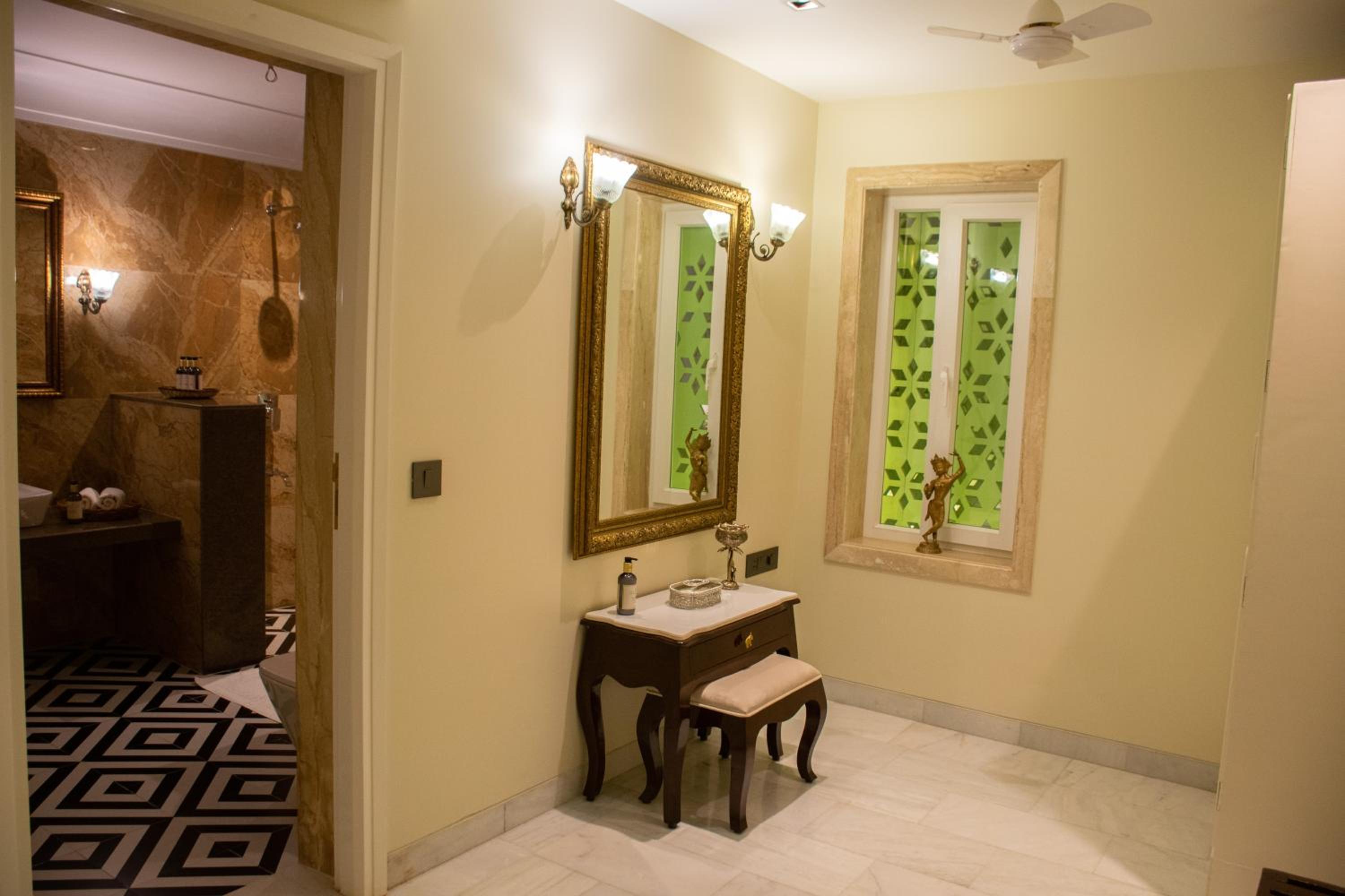 Executive Suite - Photo 20