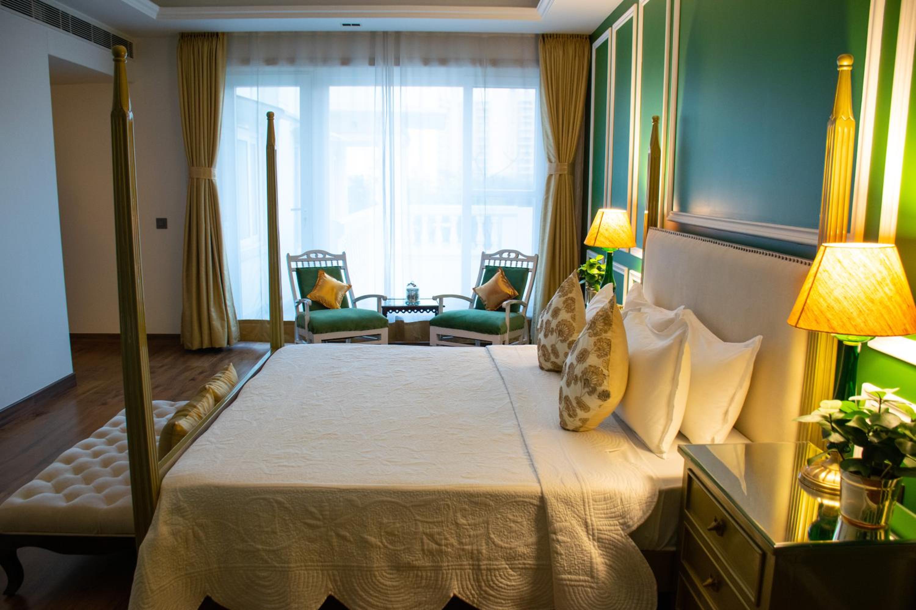 Executive Suite - Photo 18