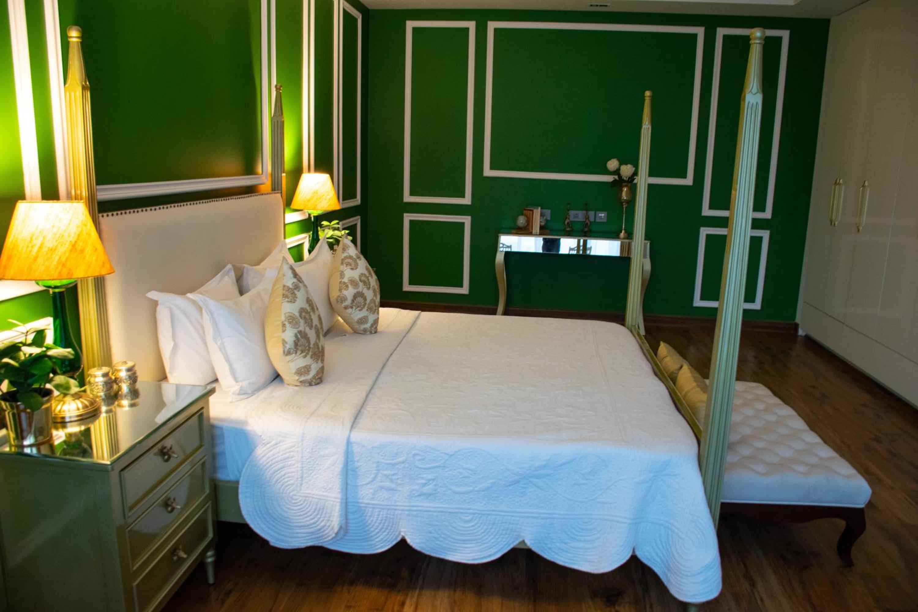 Executive Suite - Photo 15