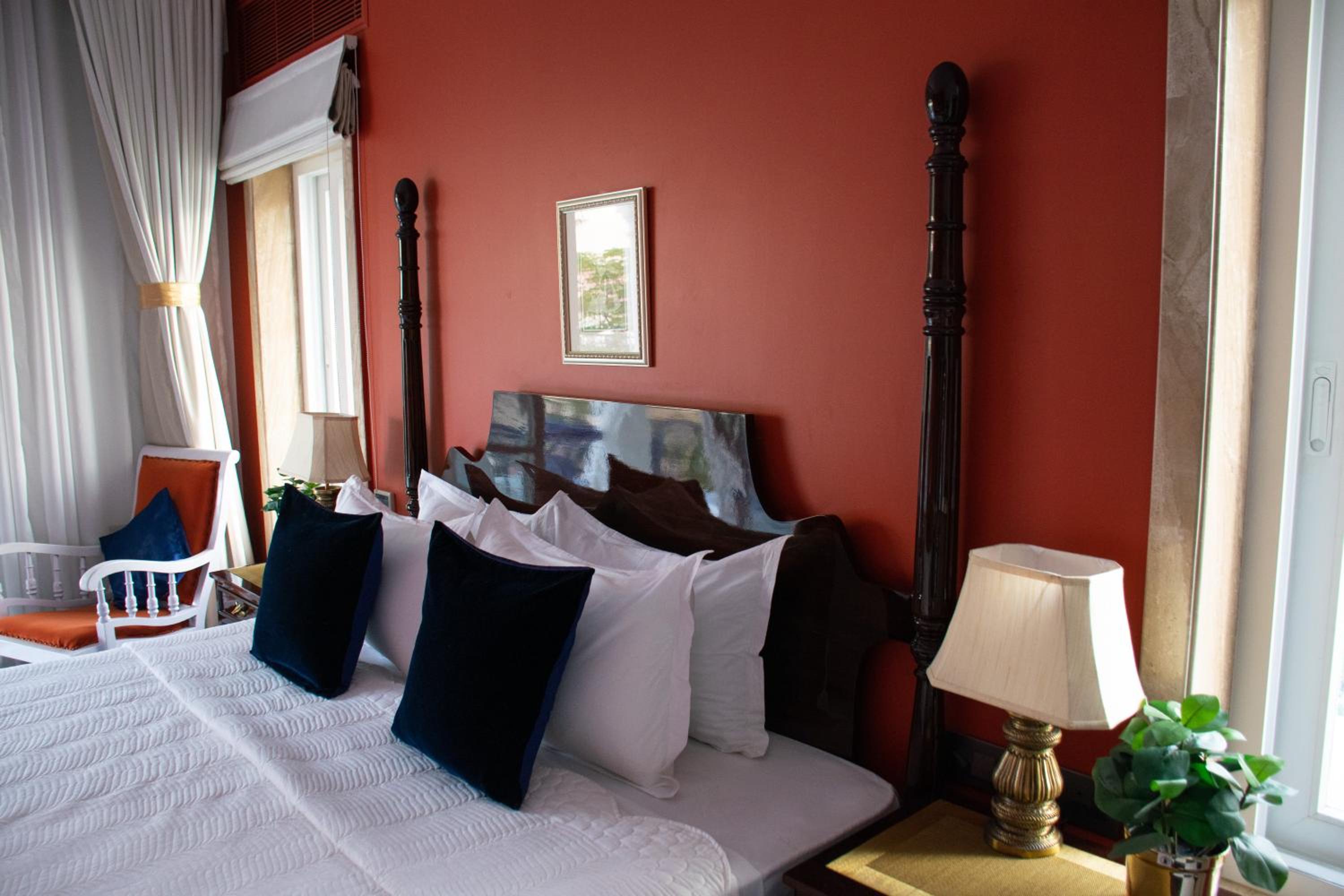 Executive Suite - Photo 14