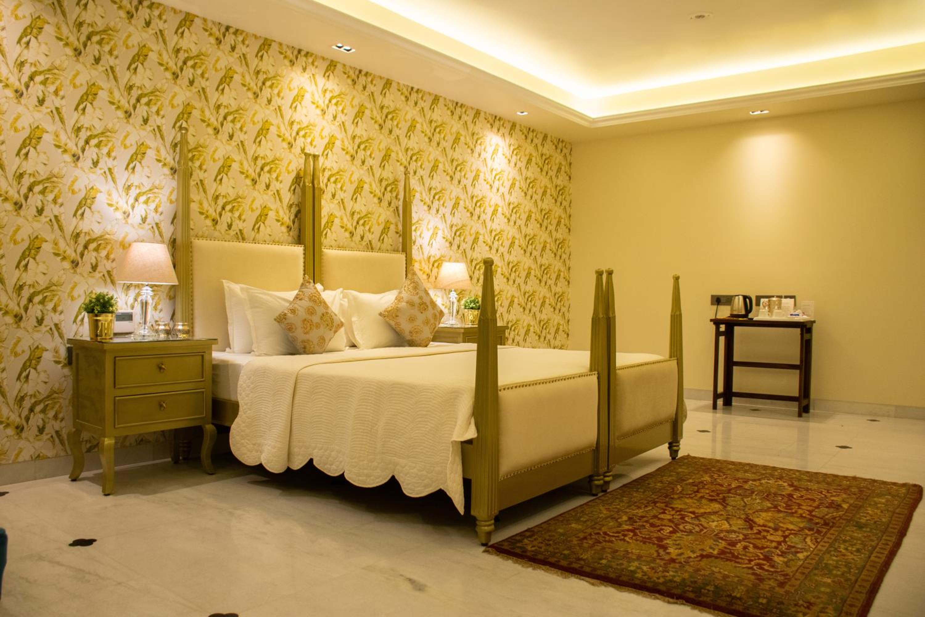 Executive Suite - Photo 13