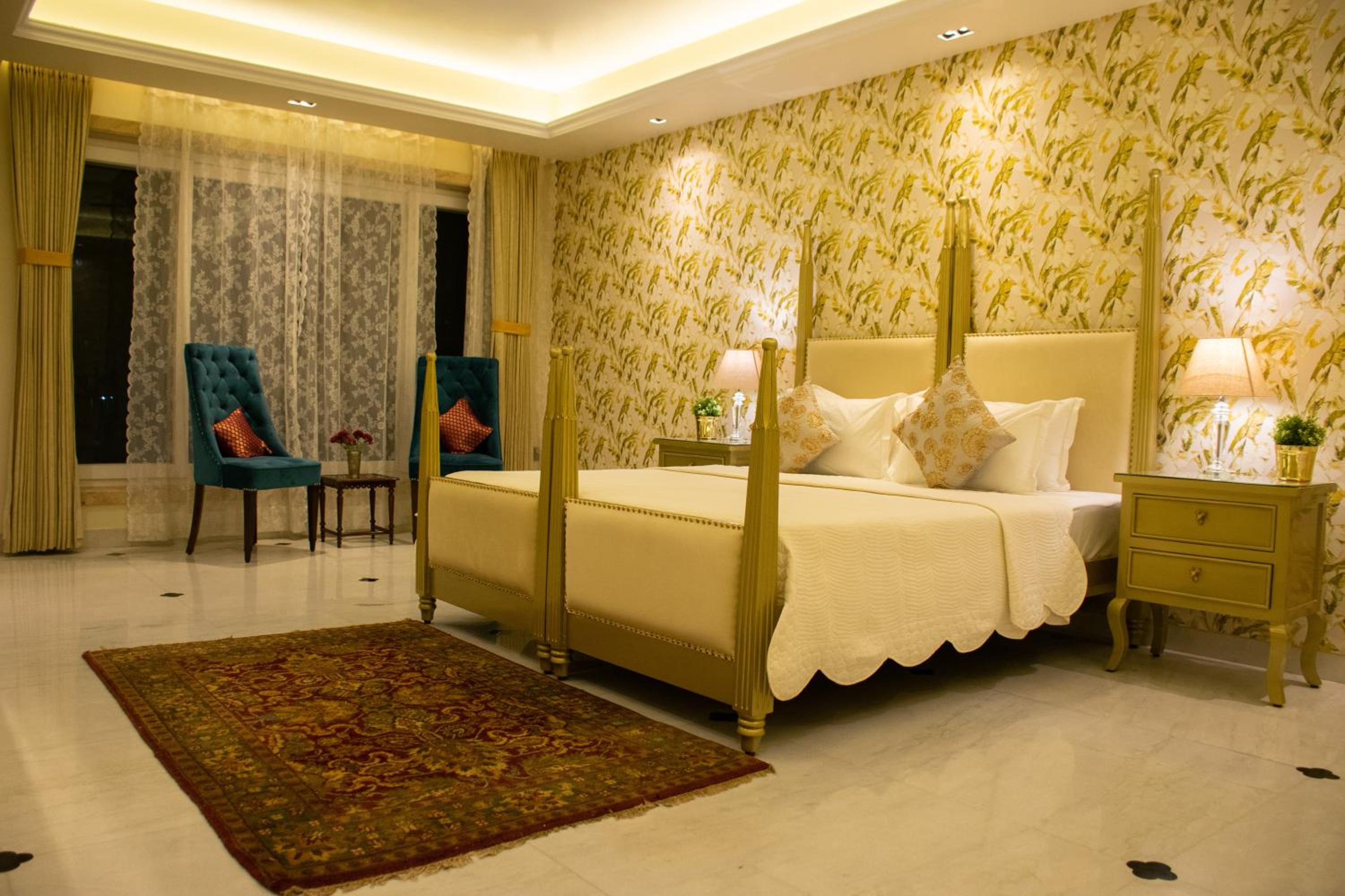 Executive Suite - Photo 12