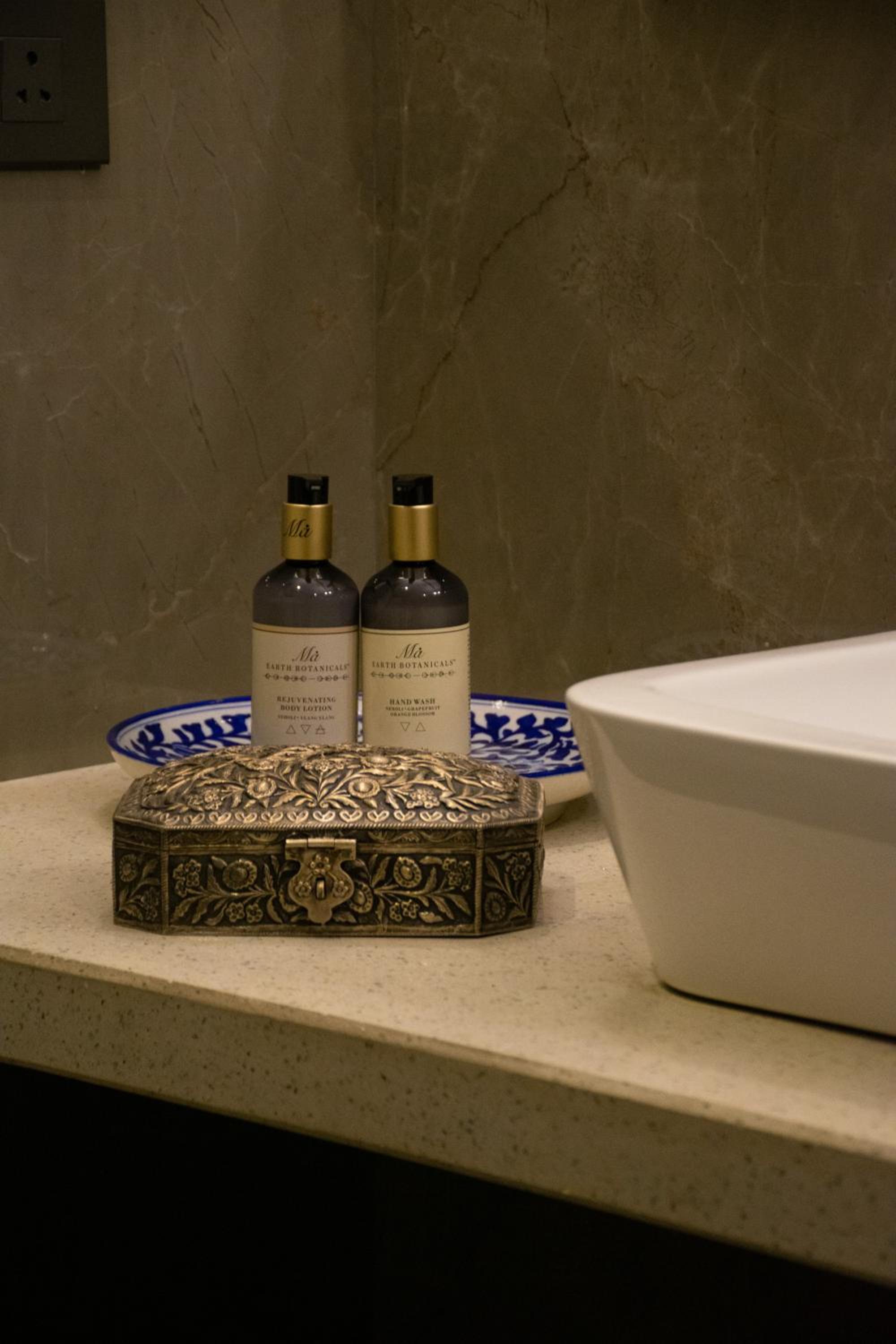 Executive Suite - Photo 10