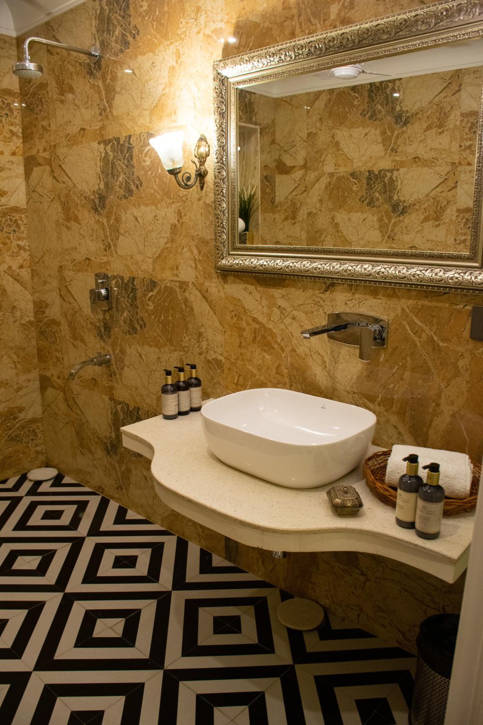 Deluxe Suite - Photo 25
