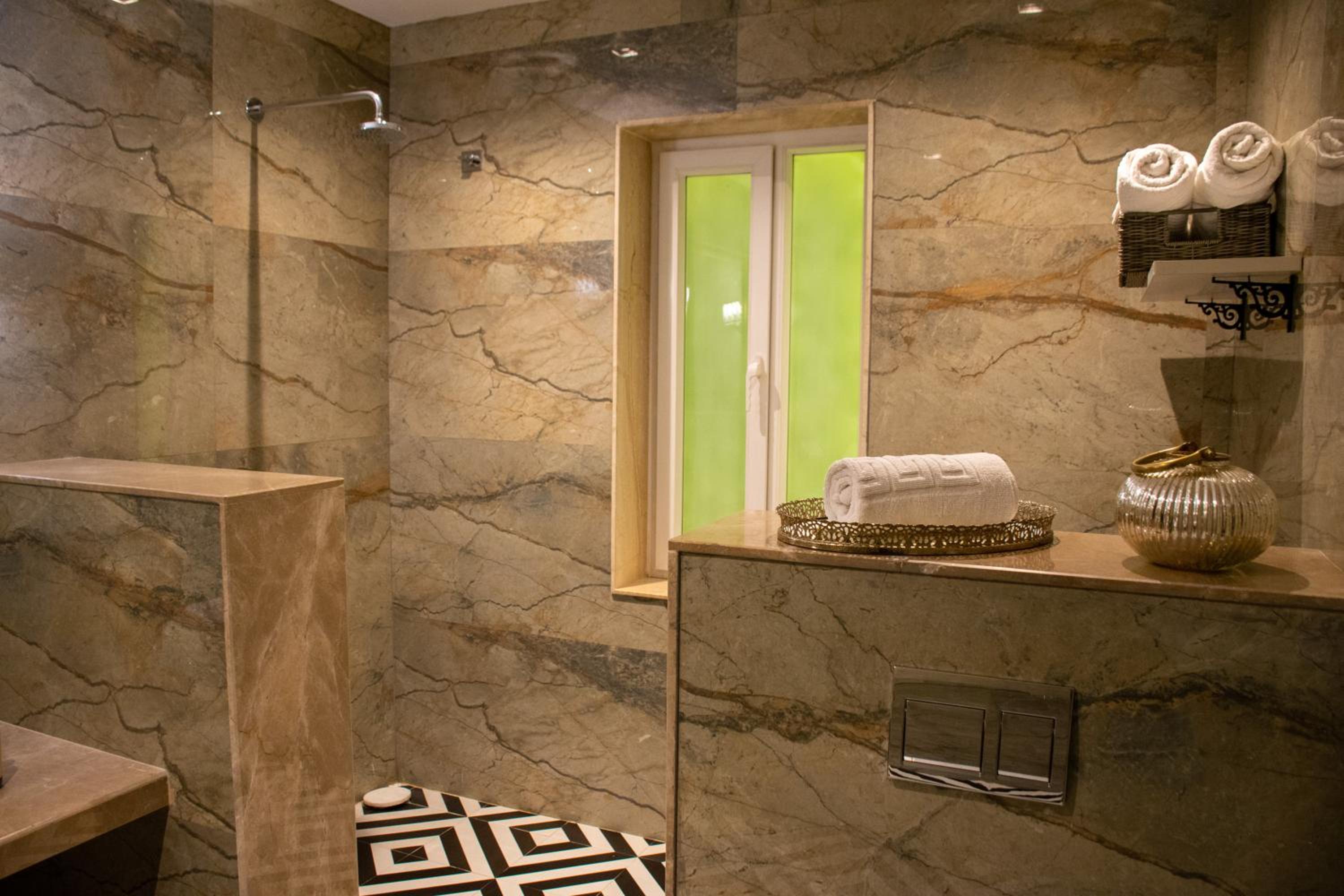 Executive Suite - Photo 8