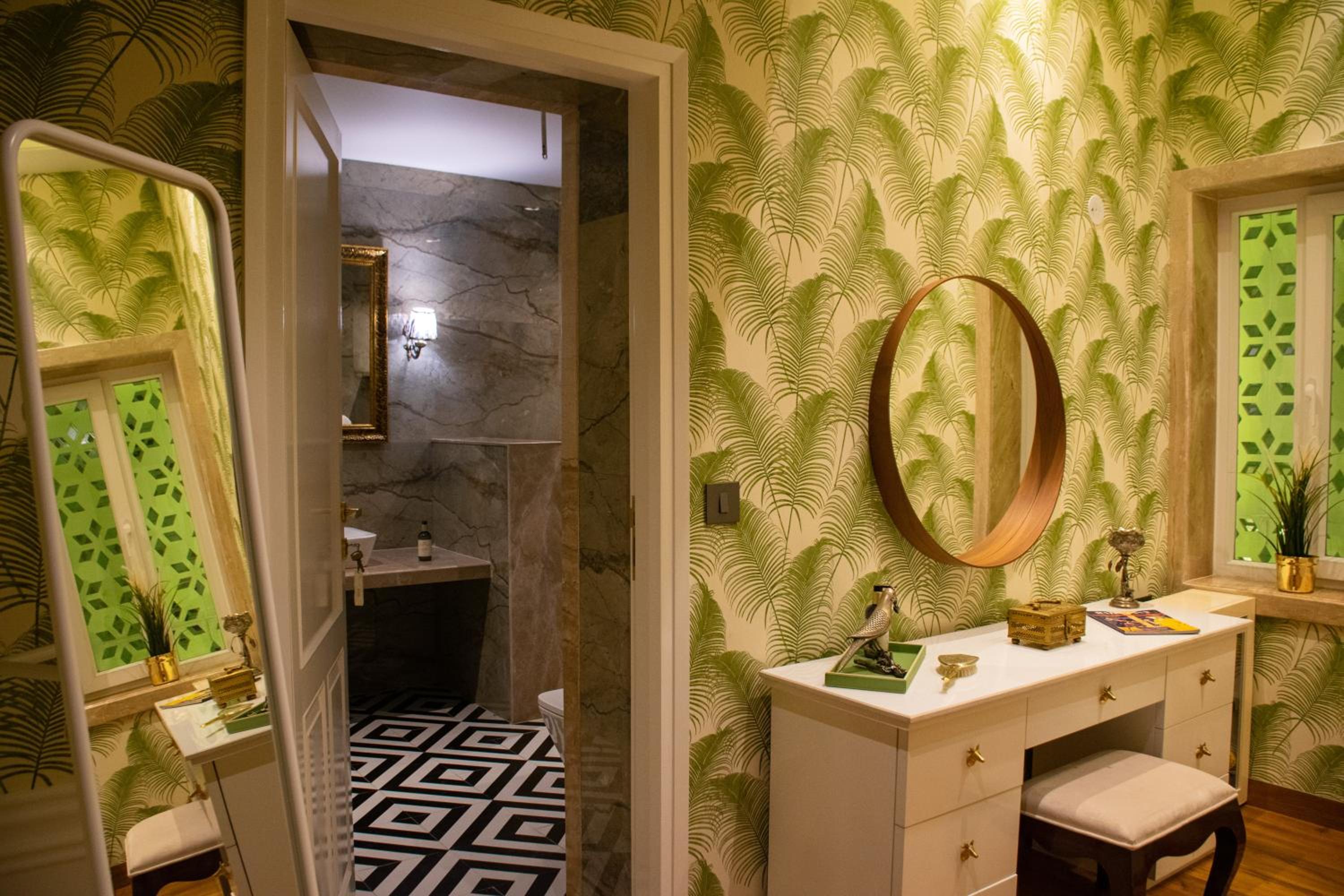 Executive Suite - Photo 6