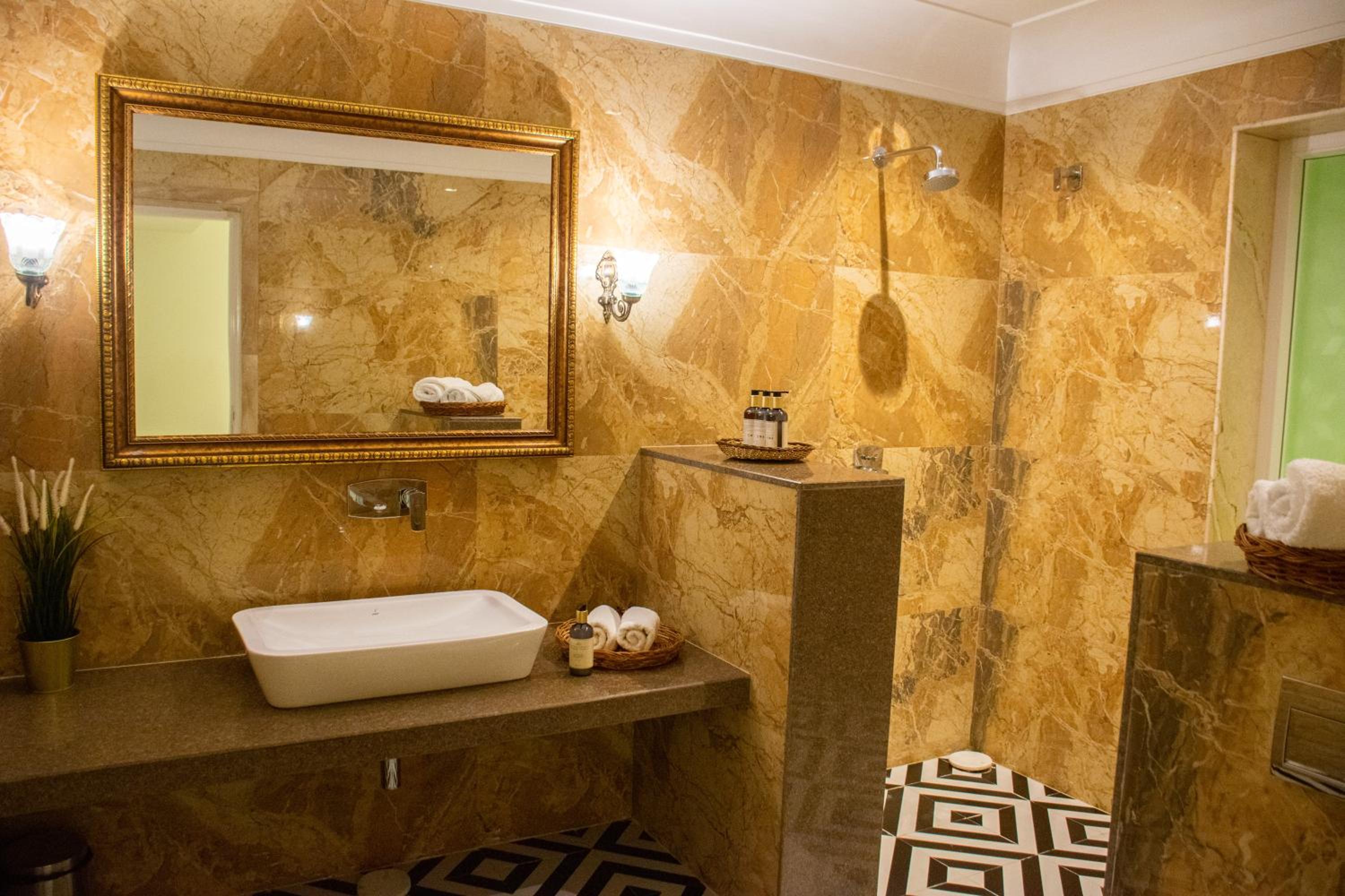 Executive Suite - Photo 3