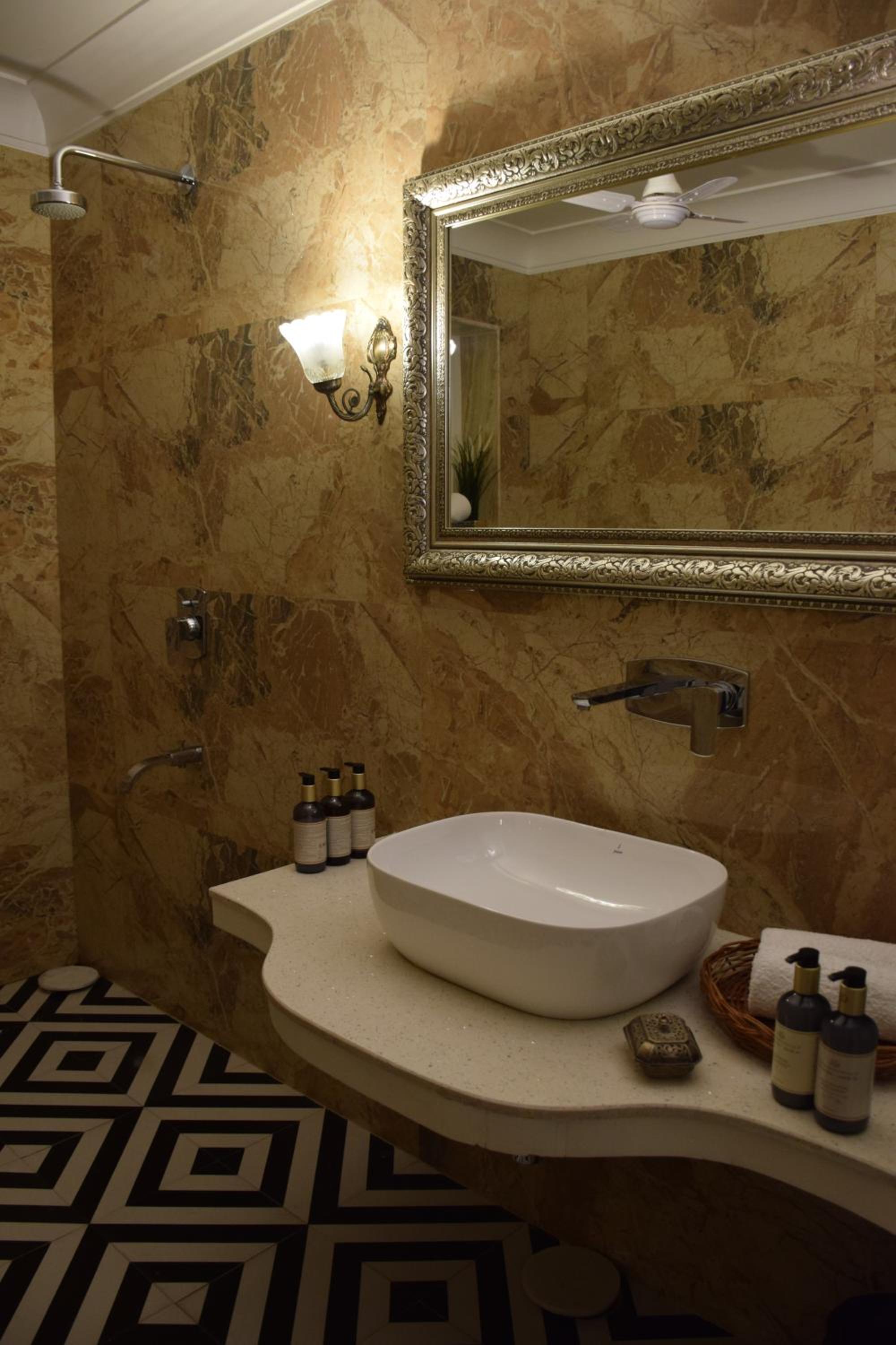Deluxe Suite - Photo 17