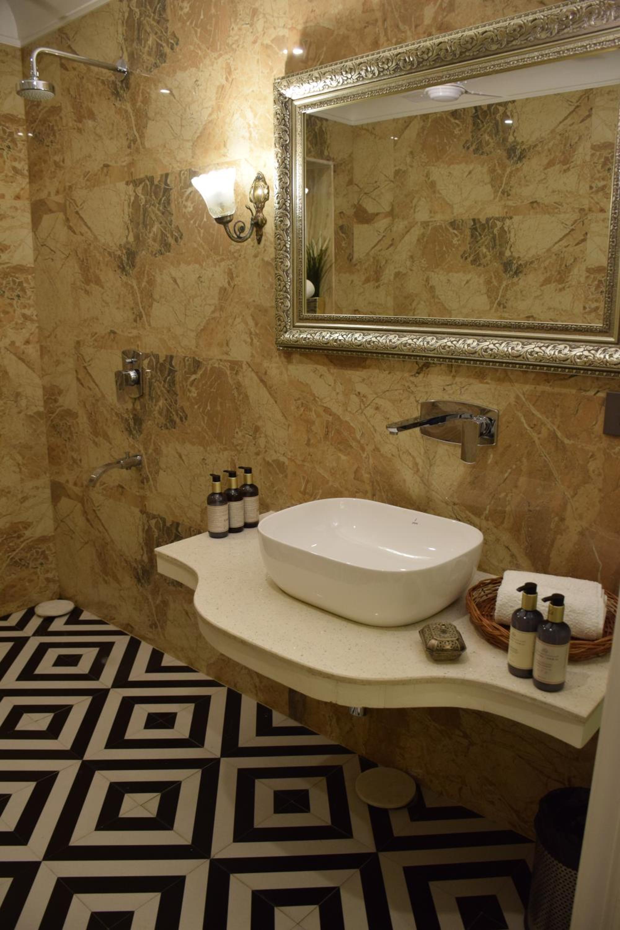 Deluxe Suite - Photo 15