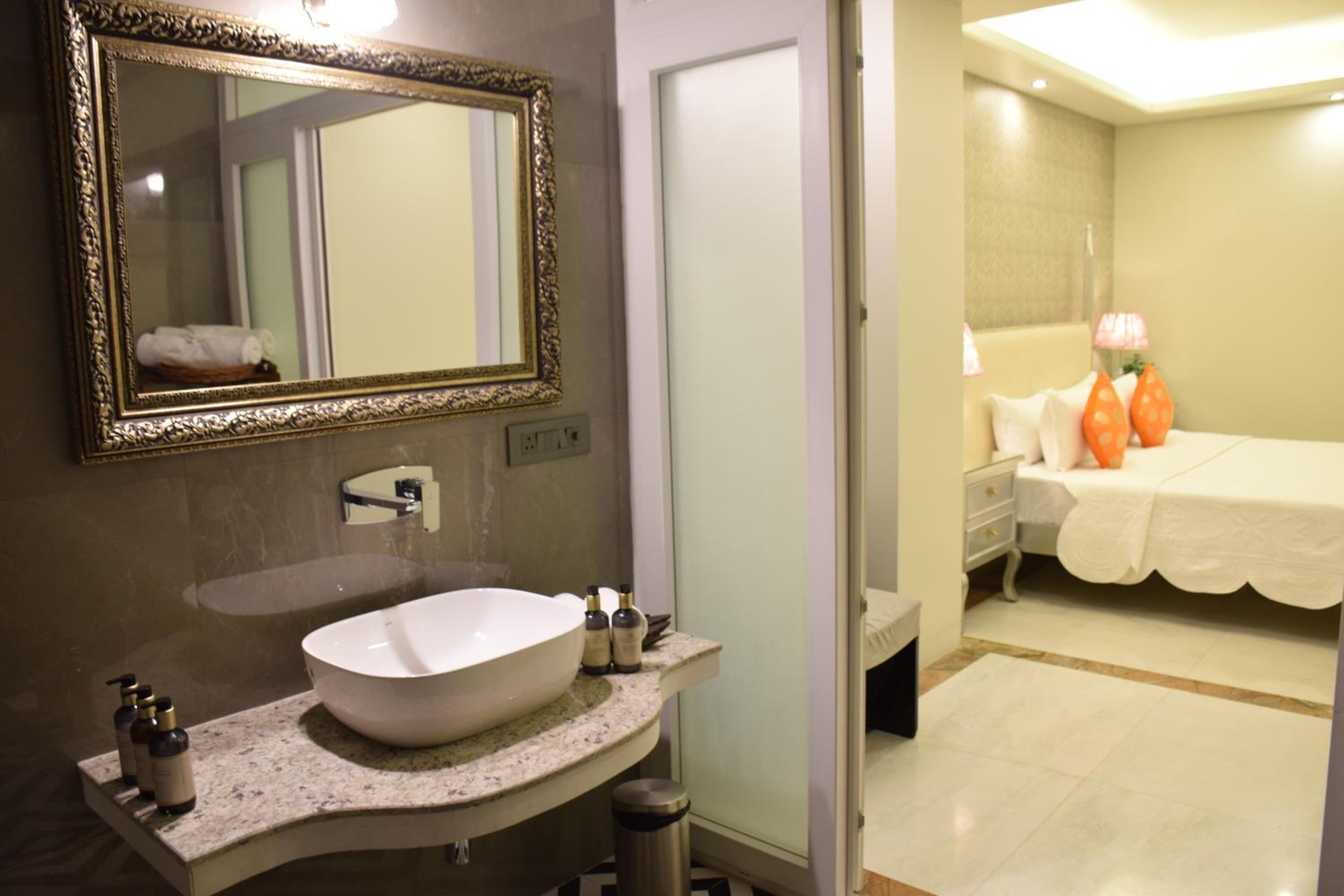 Deluxe Suite - Photo 12