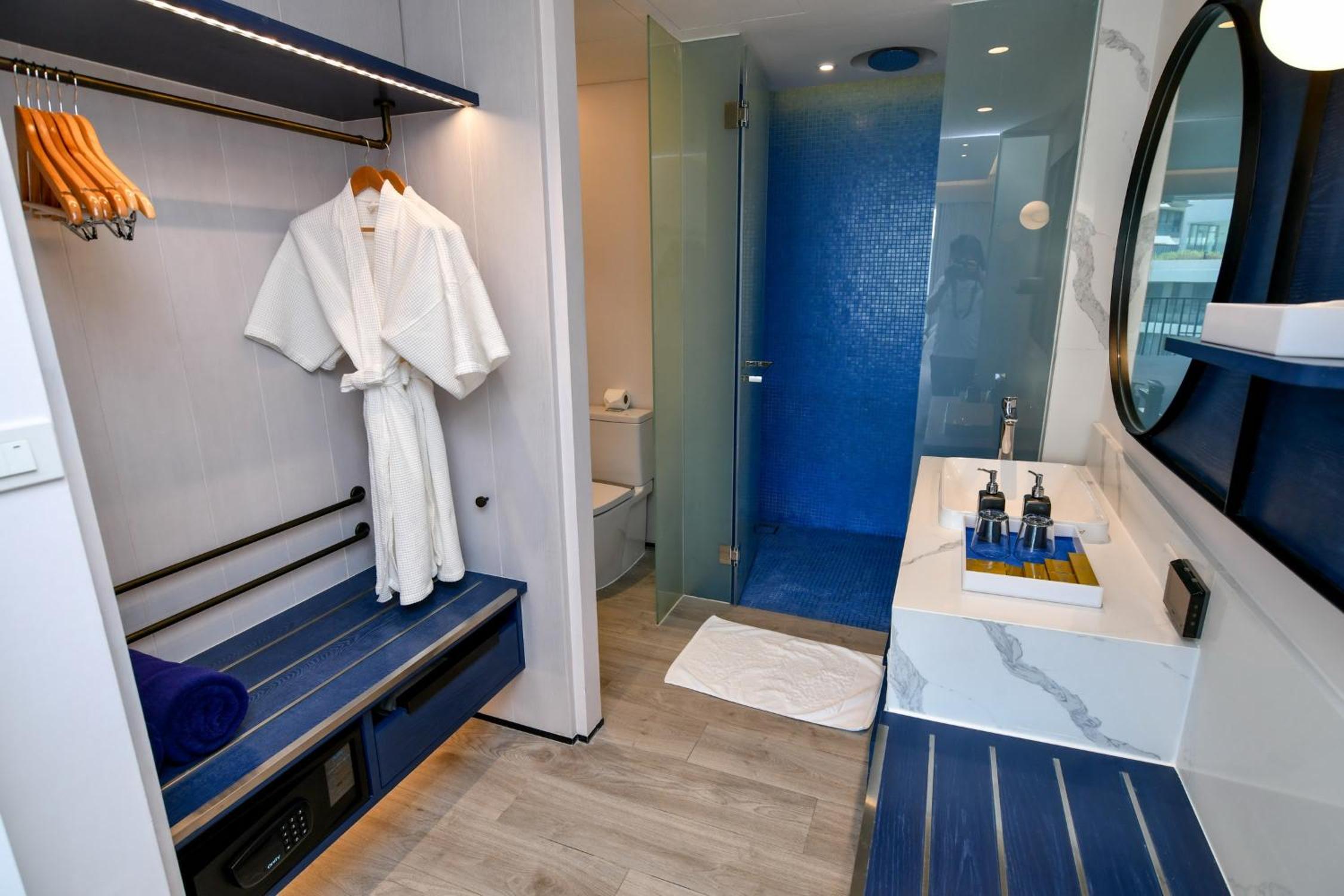 Deluxe King Room - Photo 2