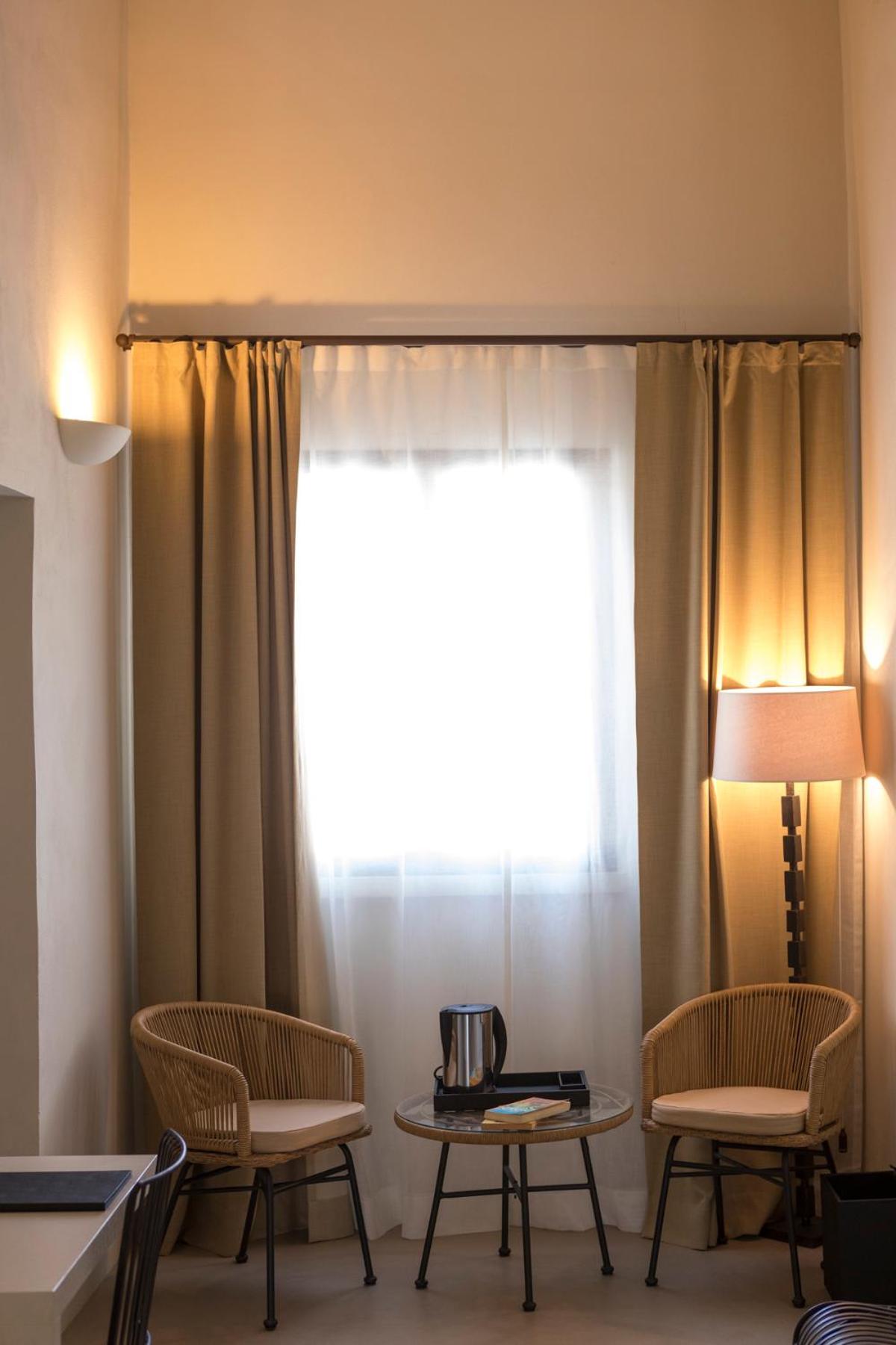 Standard King Room - Photo 5