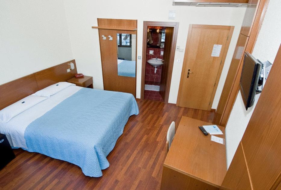 Double Room - Photo 2