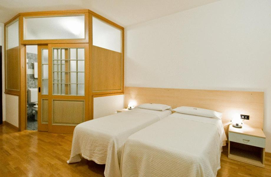 Twin Room - Photo 3