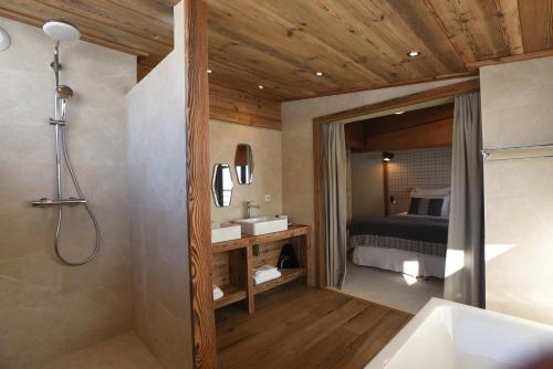 Deluxe Double or Twin Room photo 2