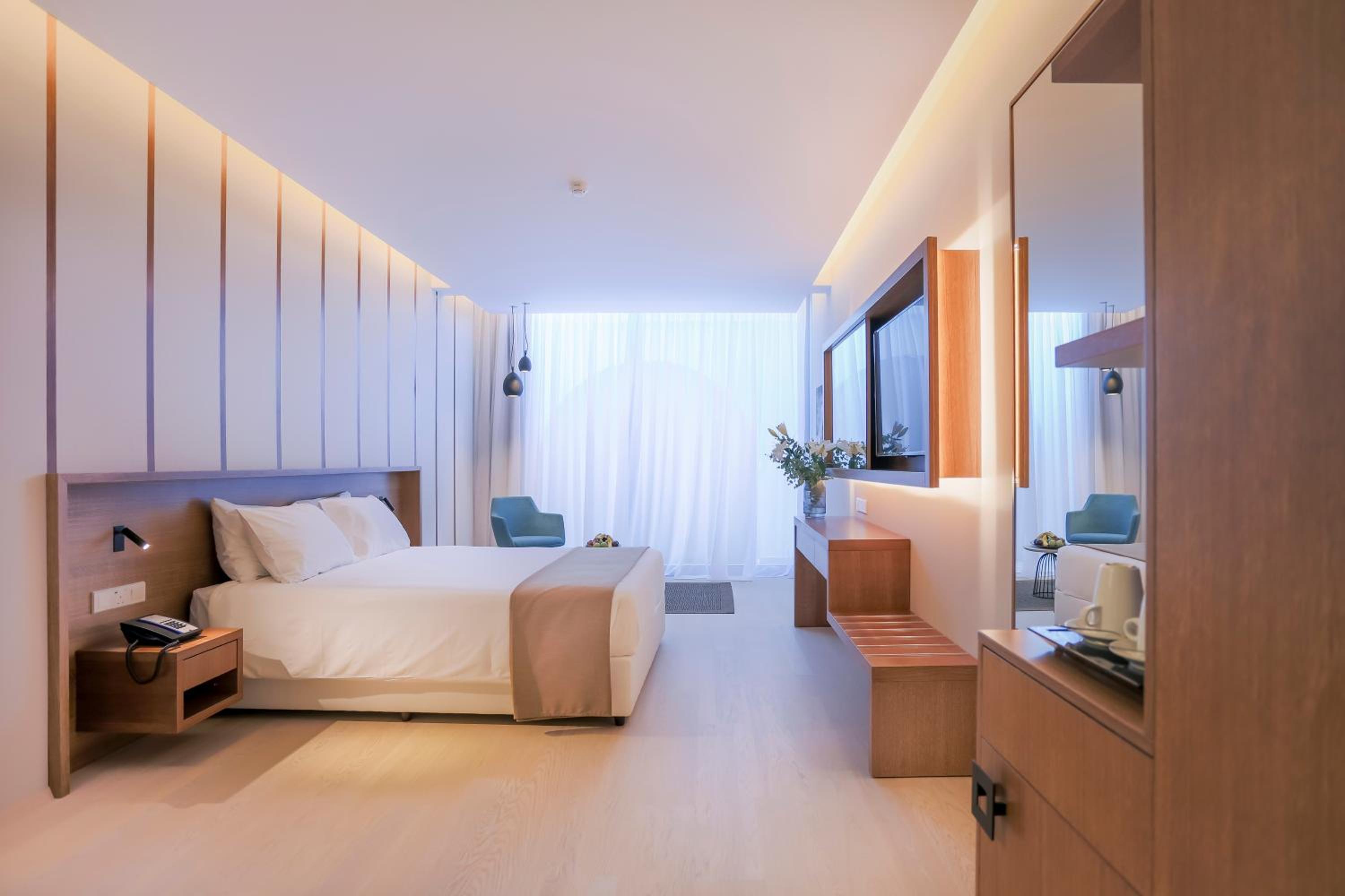 Garden Suite with Balcony and Pool View - Photo 3
