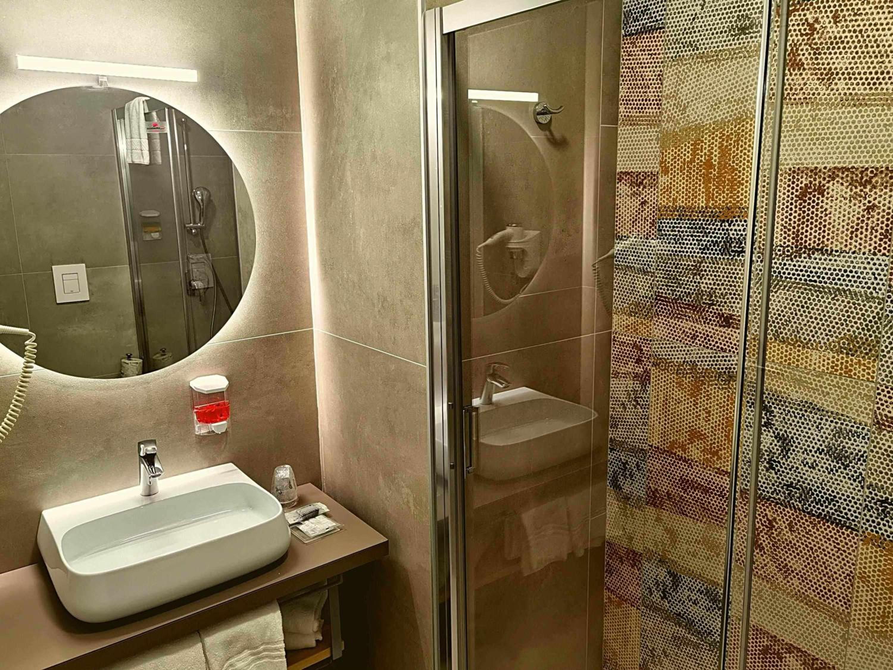 Standard Double Room - Photo 12