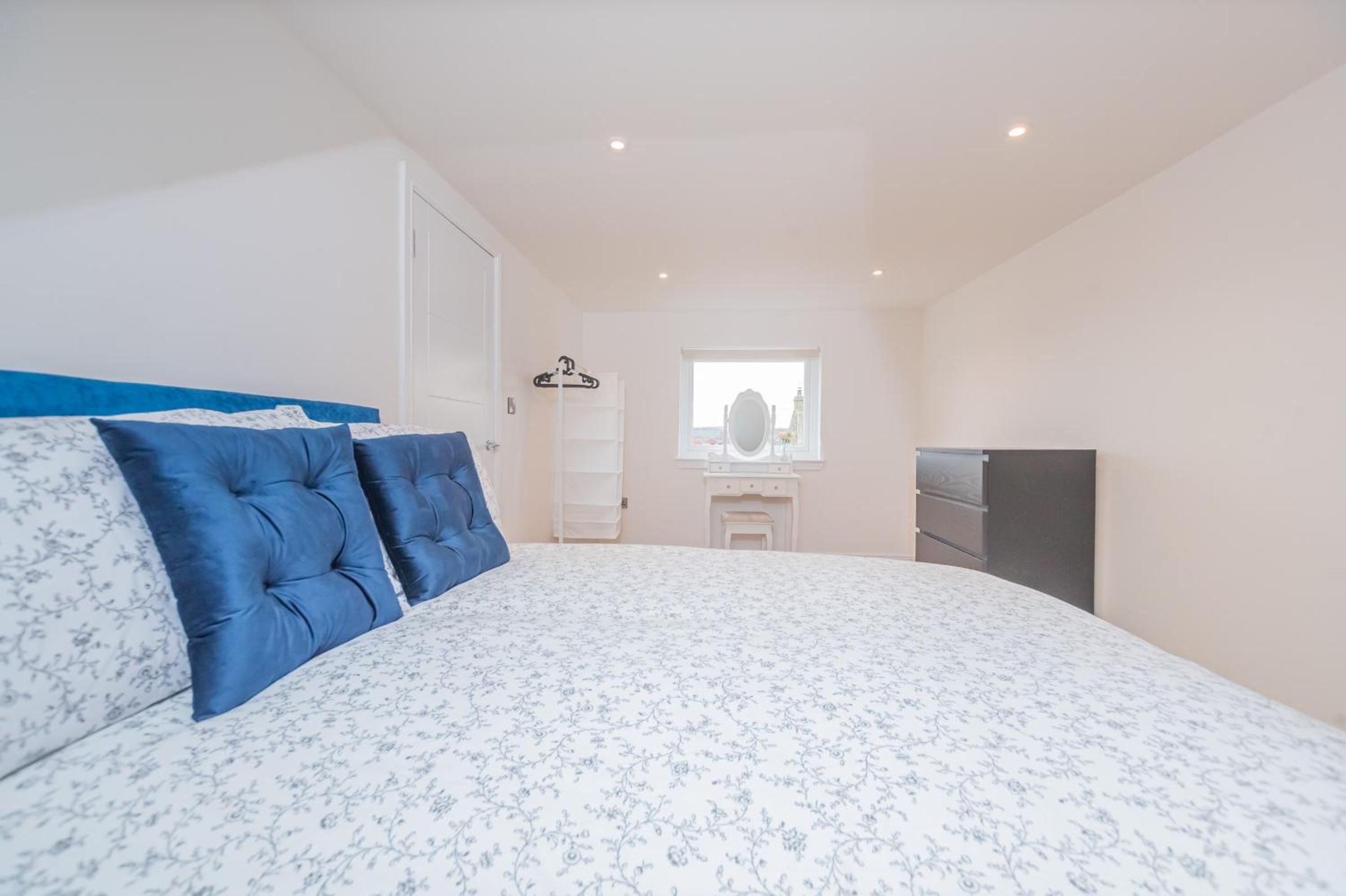 Five-Bedroom House photo 2