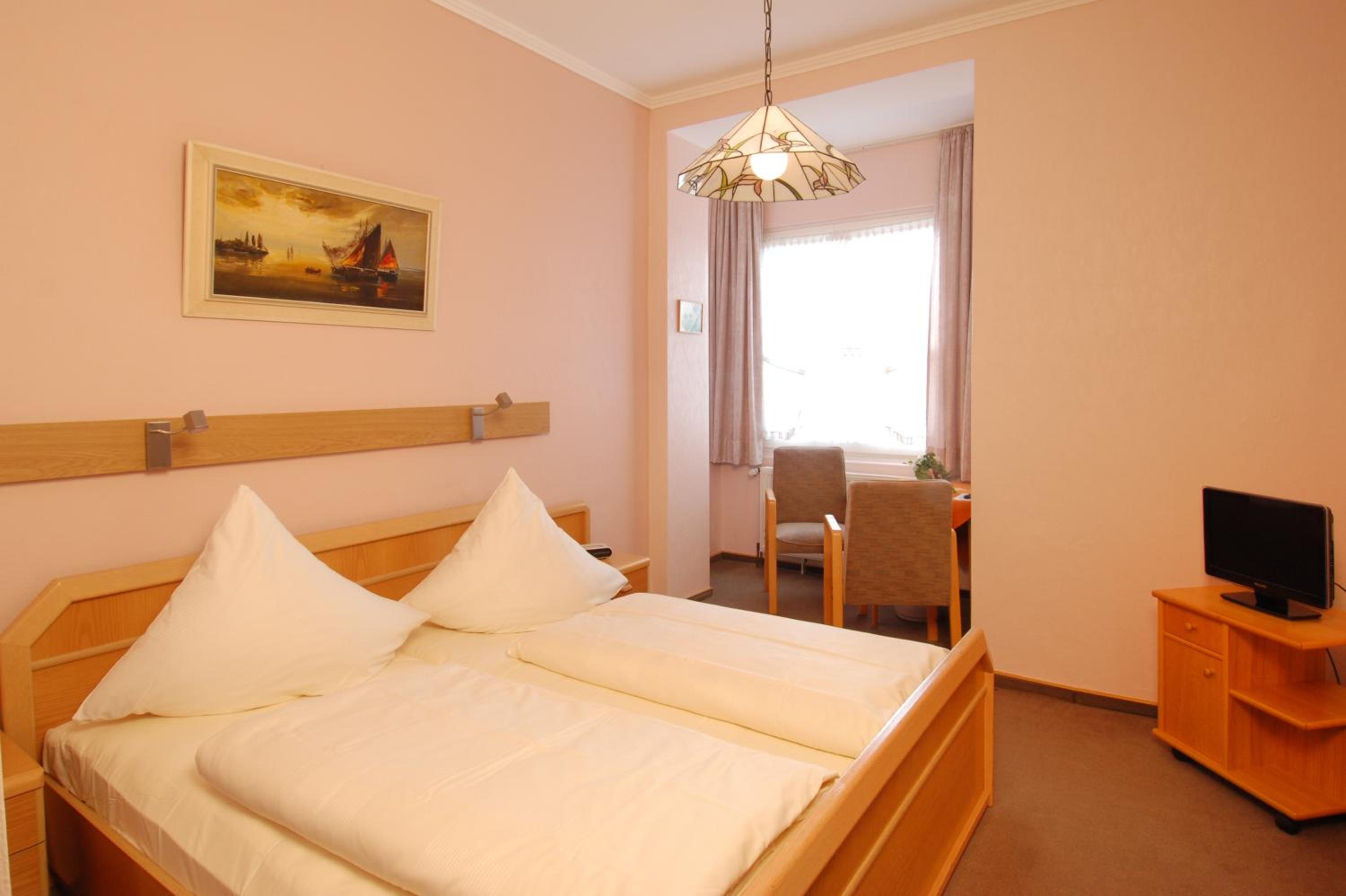 Twin Room - Photo 8