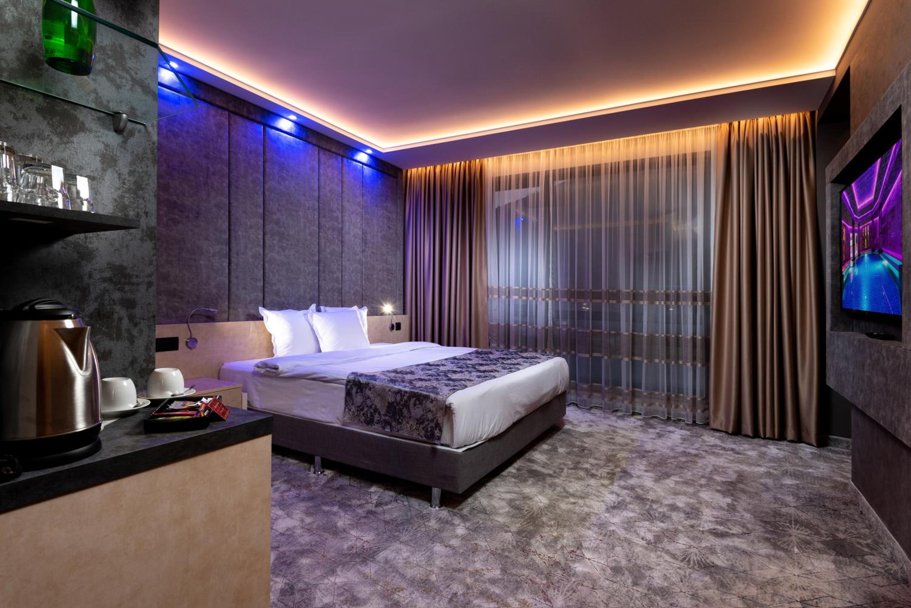 Deluxe Suite with Balcony photo 1