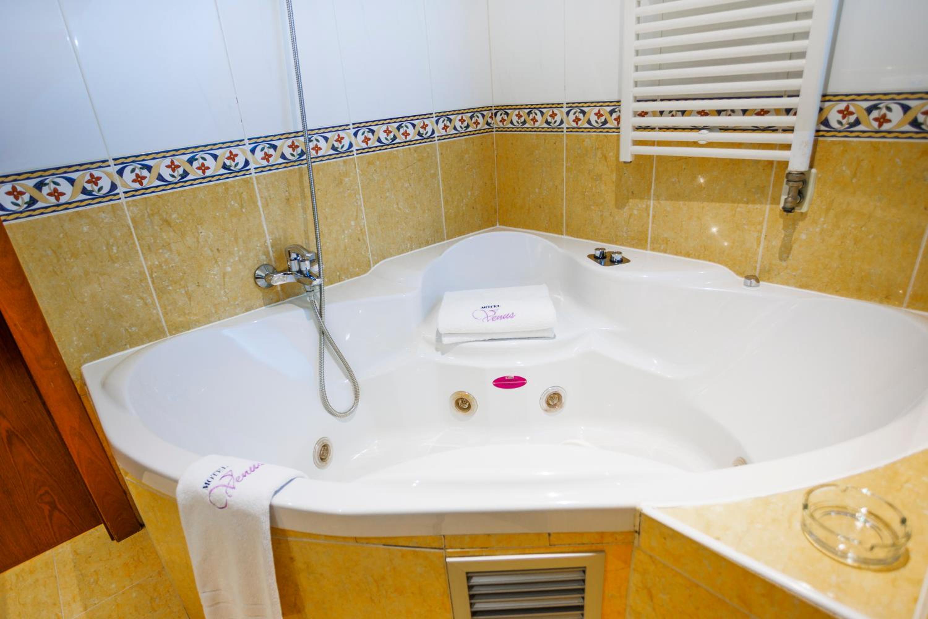 Superior Suite with Spa Bath photo 3