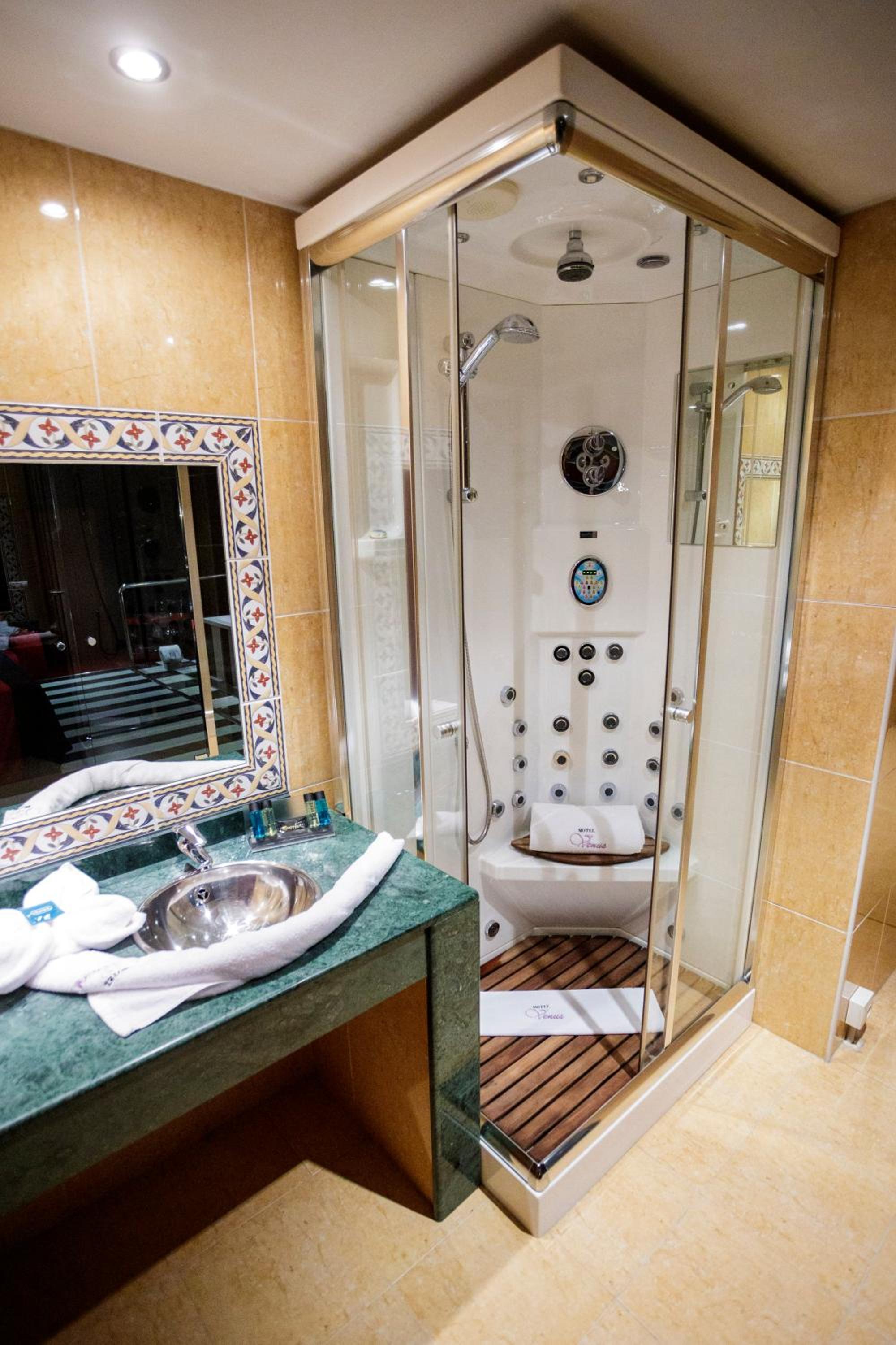 King Suite with Spa Bath photo 3