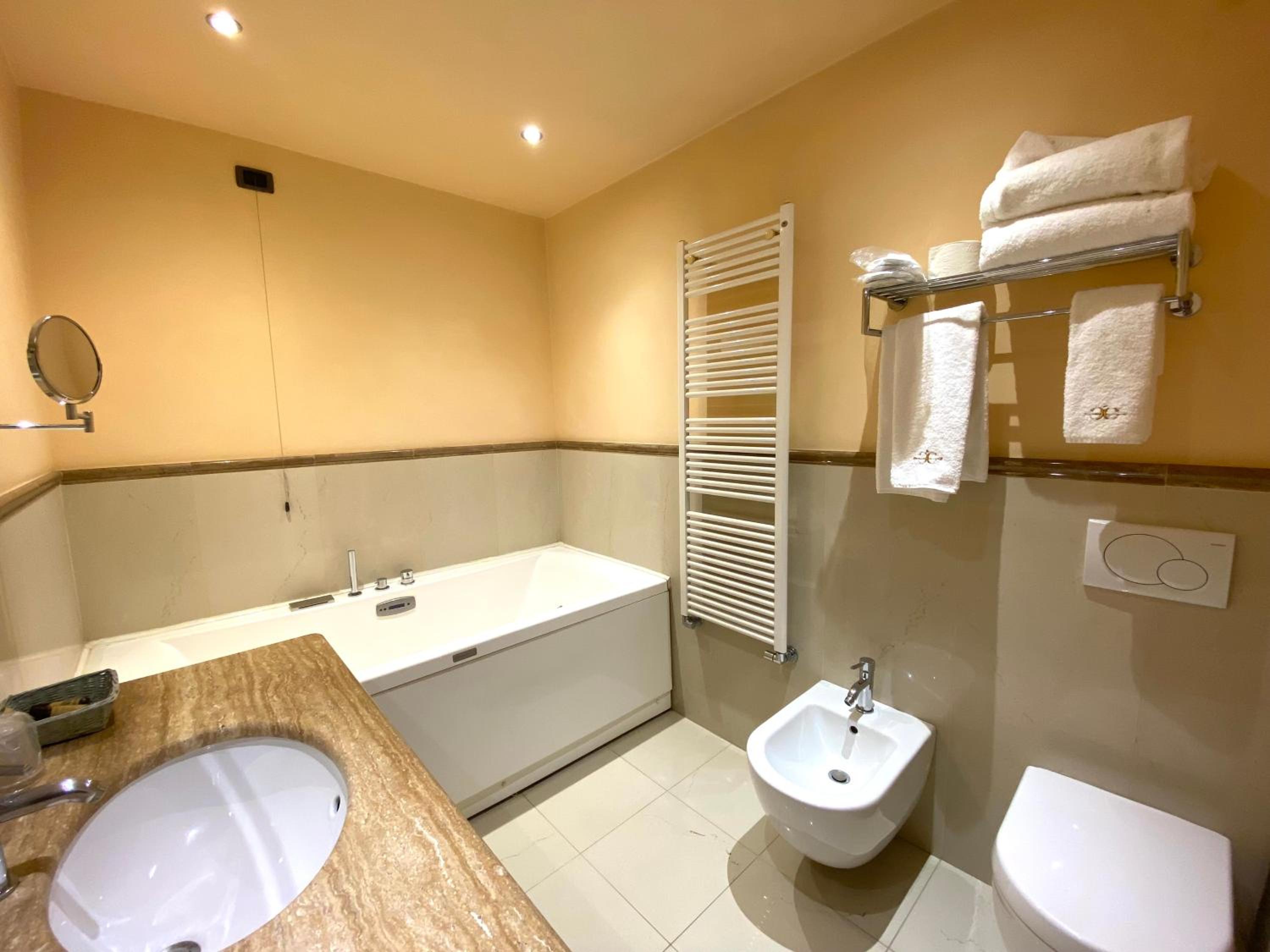 Suite with Hot Tub - Photo 6