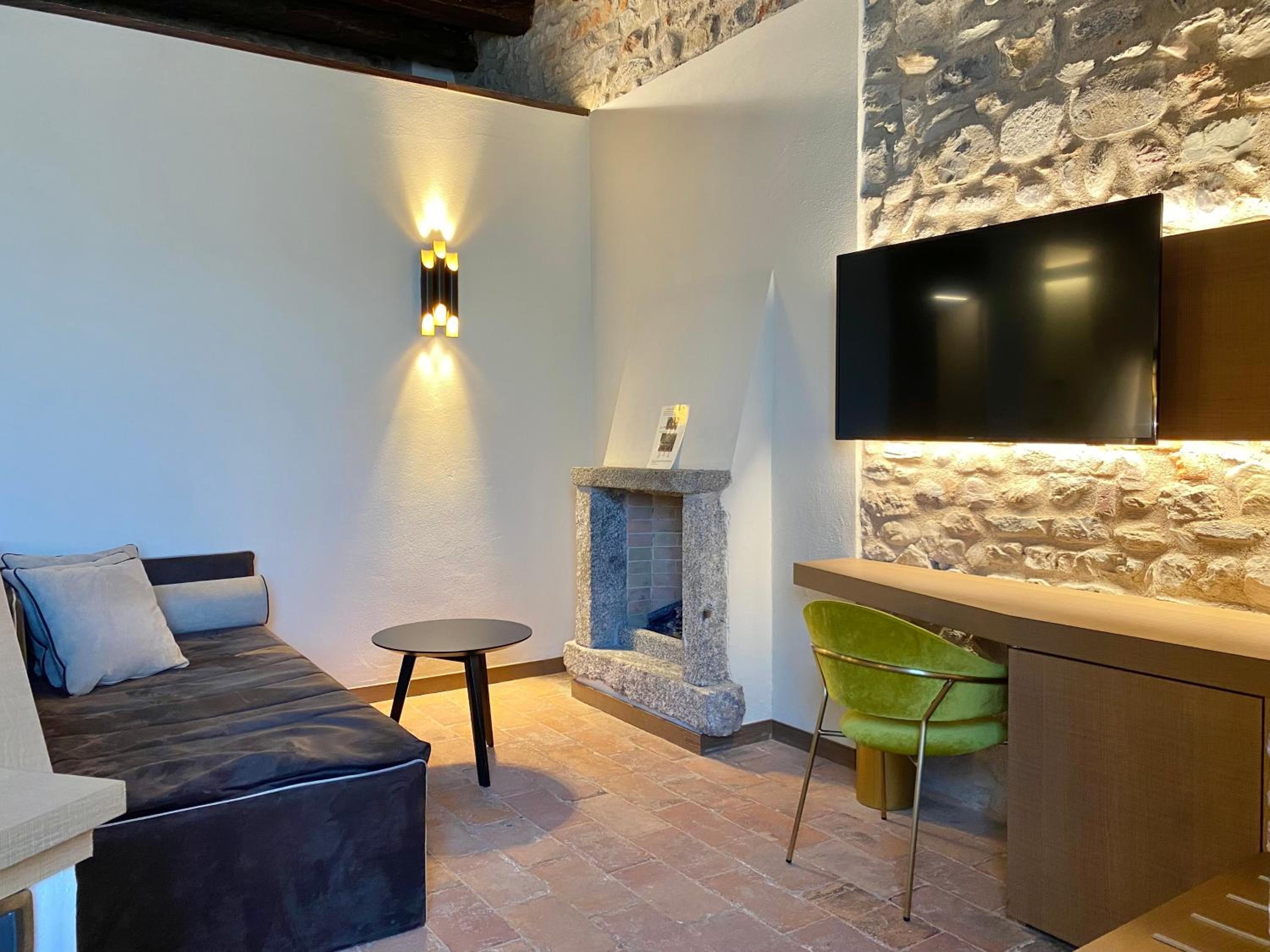 Suite with Hot Tub - Photo 2