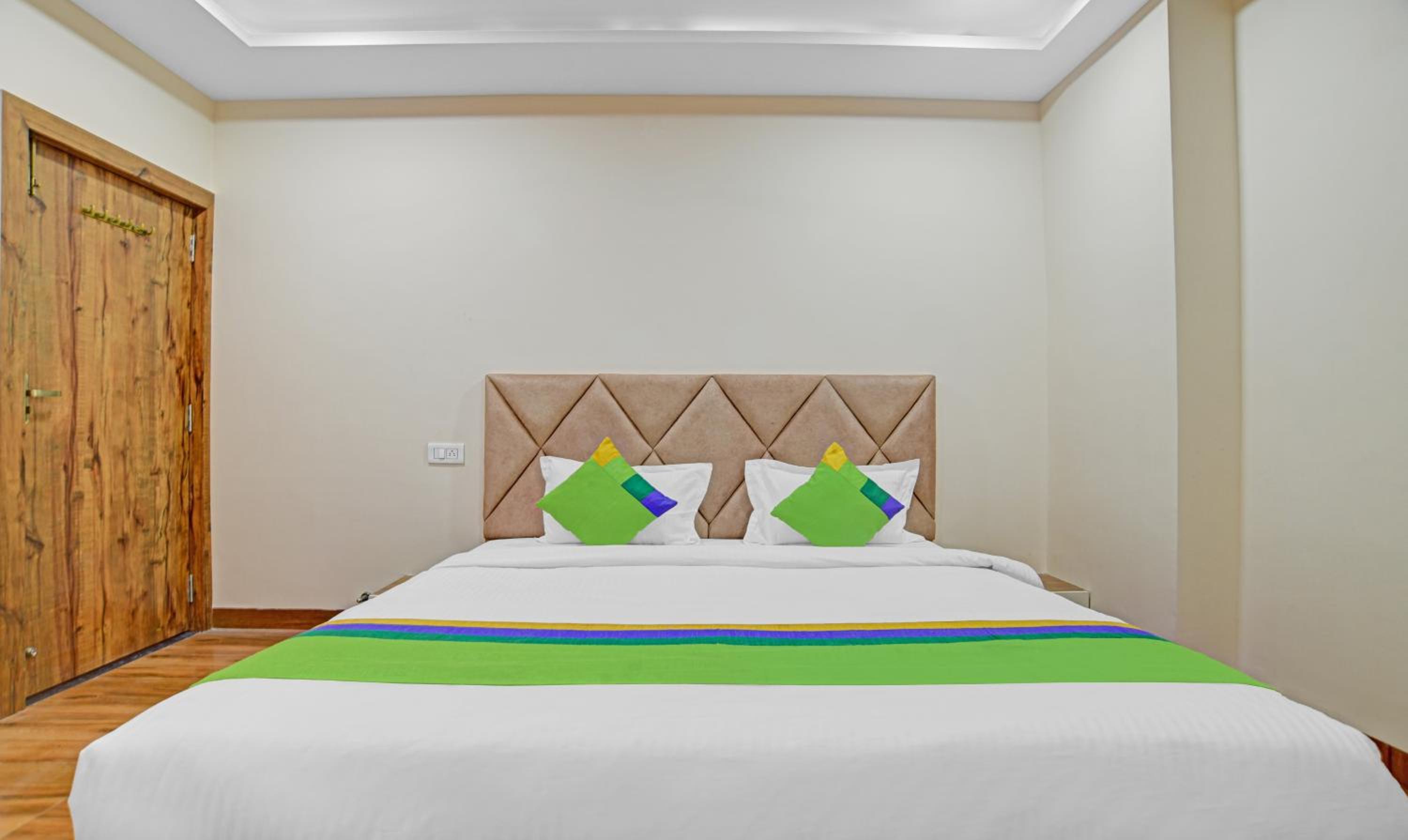 Standard Double Room - Photo 11