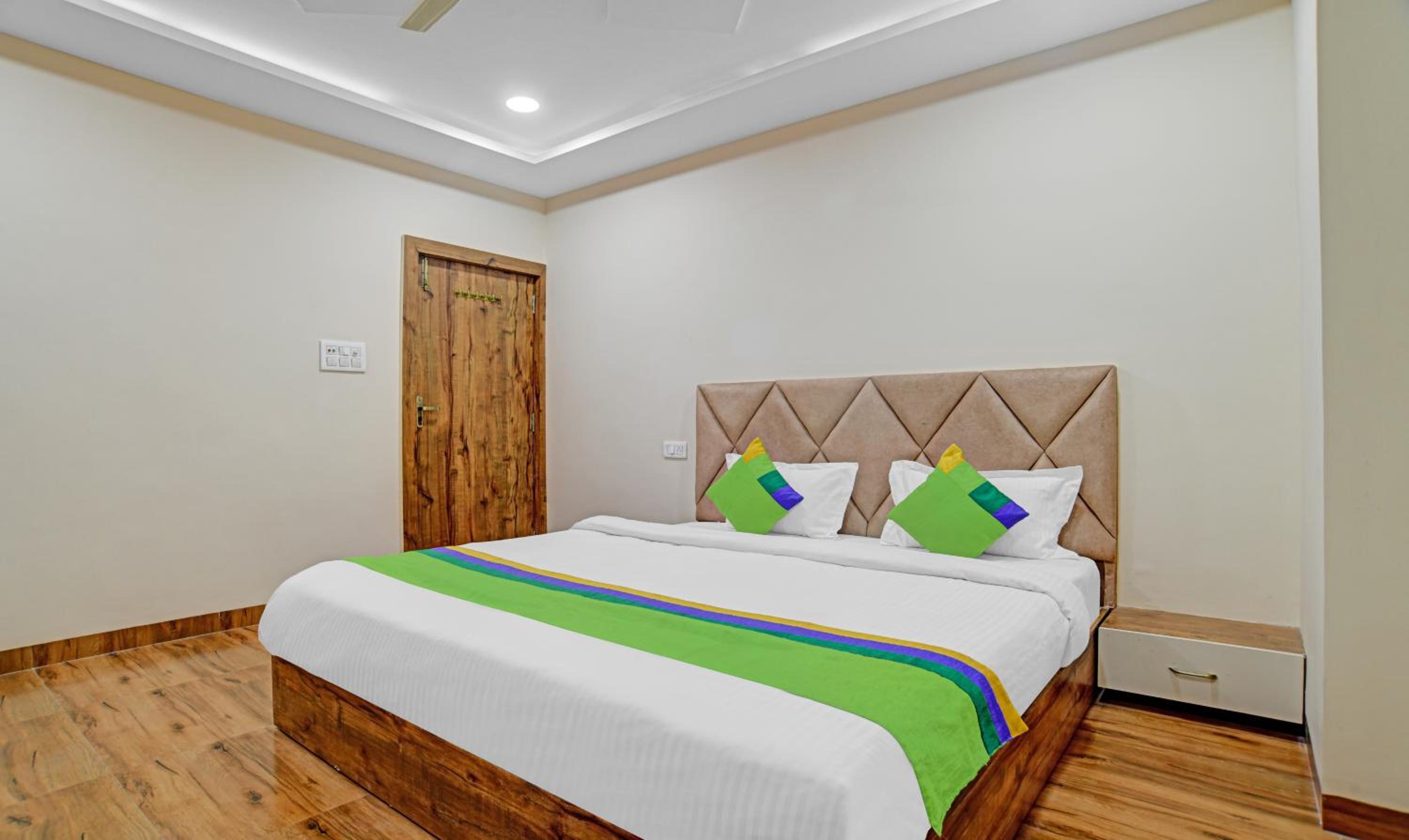 Standard Double Room - Photo 12