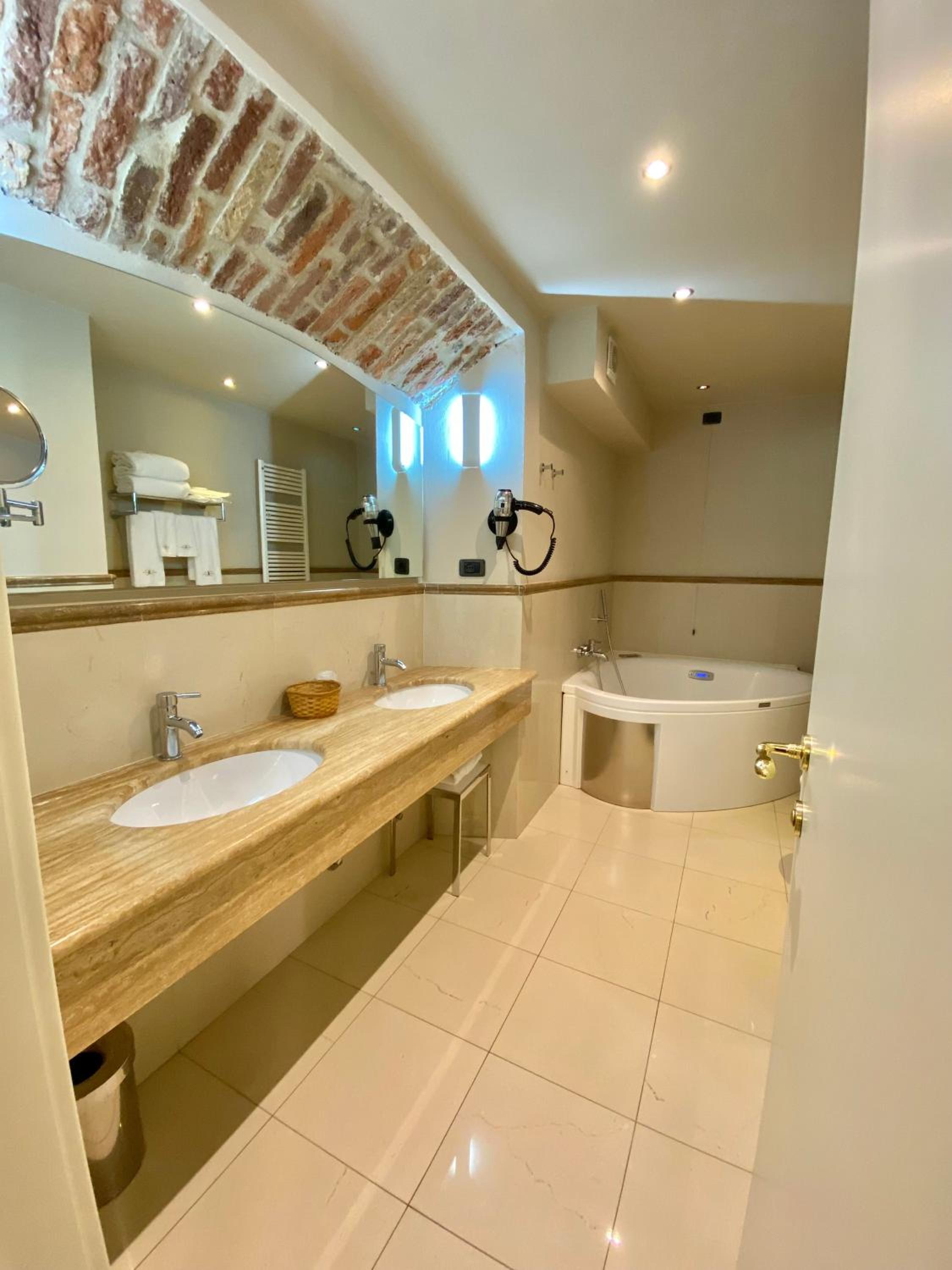 Suite with Hot Tub - Photo 3
