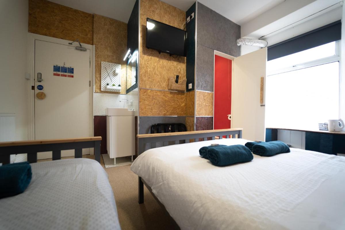Double Room with Private Bathroom photo 2