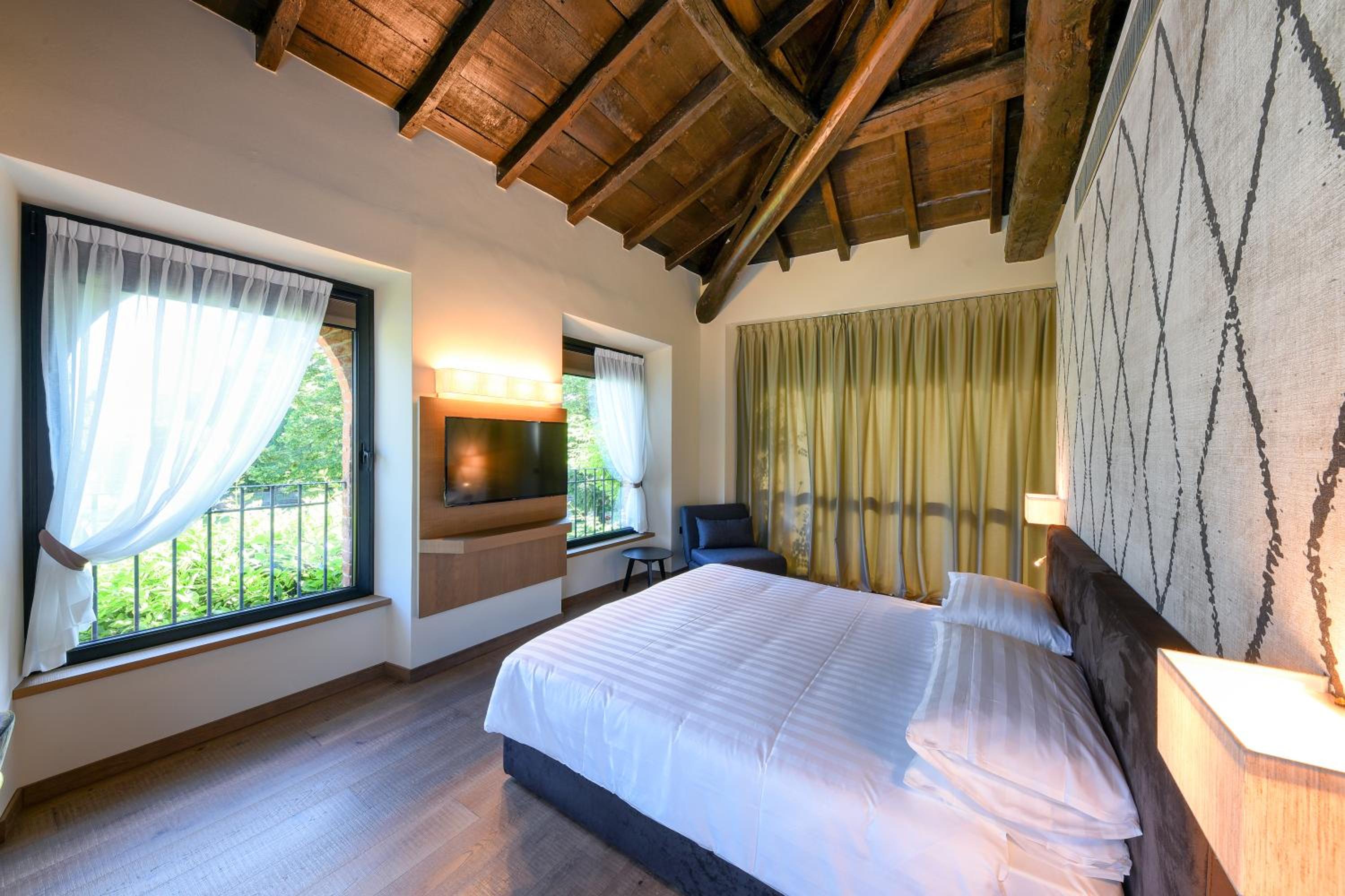 Deluxe King Room - Photo 3