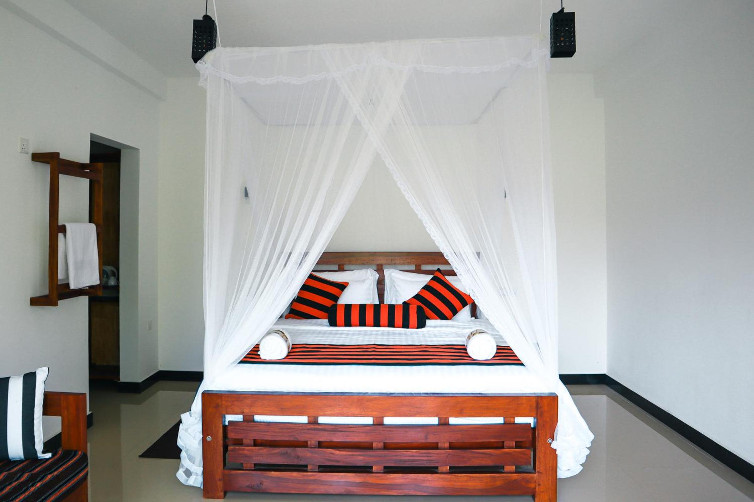 Deluxe Double Room with Balcony - Photo 13