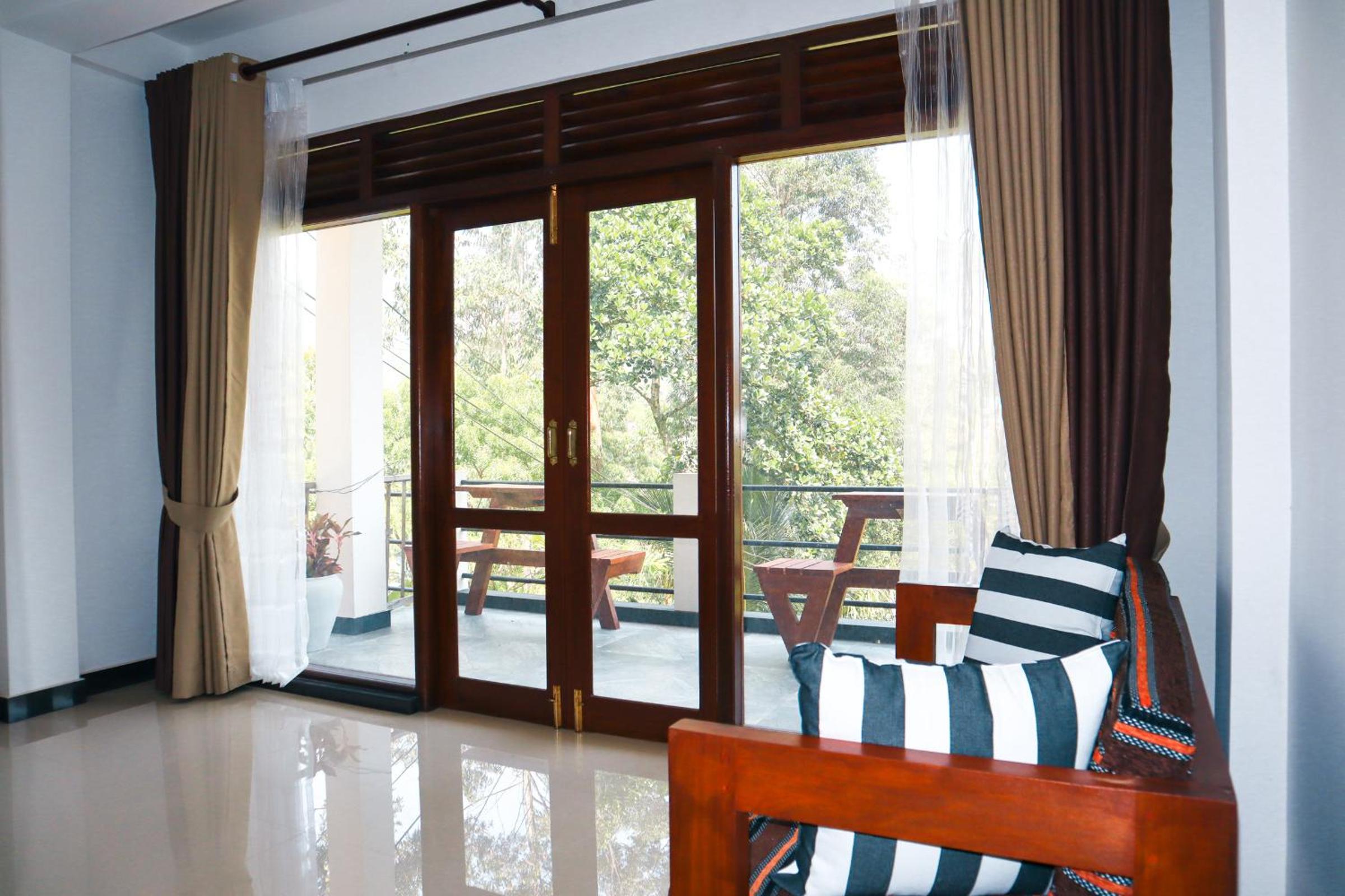 Deluxe Double Room with Balcony - Photo 25