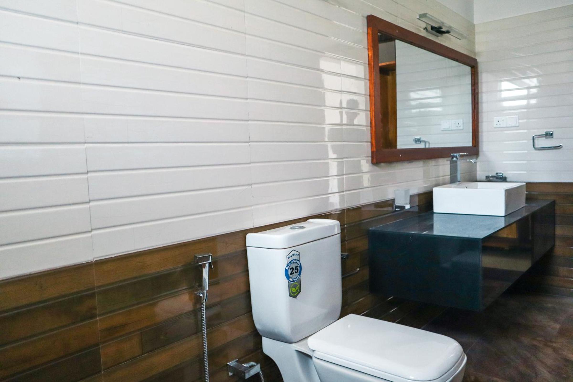 Deluxe Double Room with Balcony - Photo 17