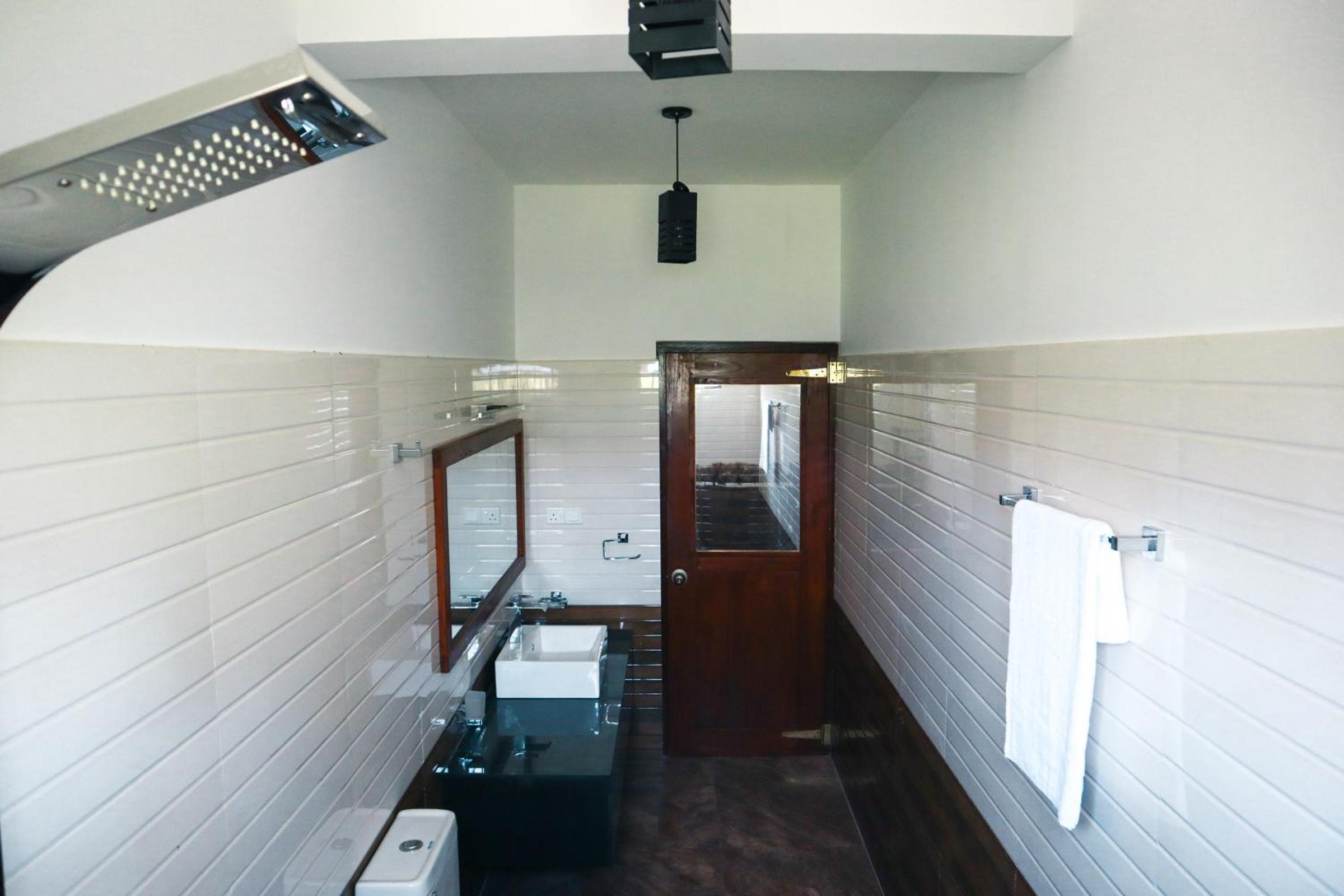 Deluxe Double Room with Balcony - Photo 10