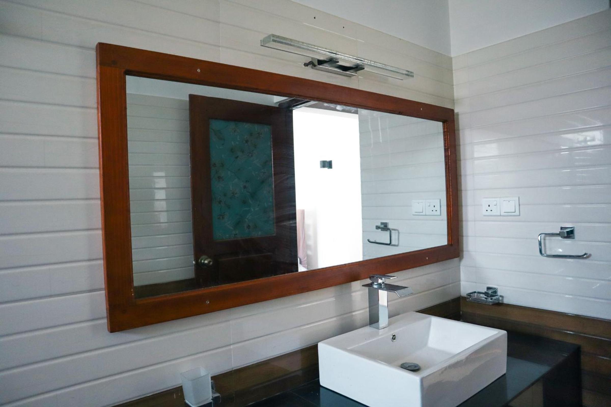 Deluxe Double Room with Balcony - Photo 39