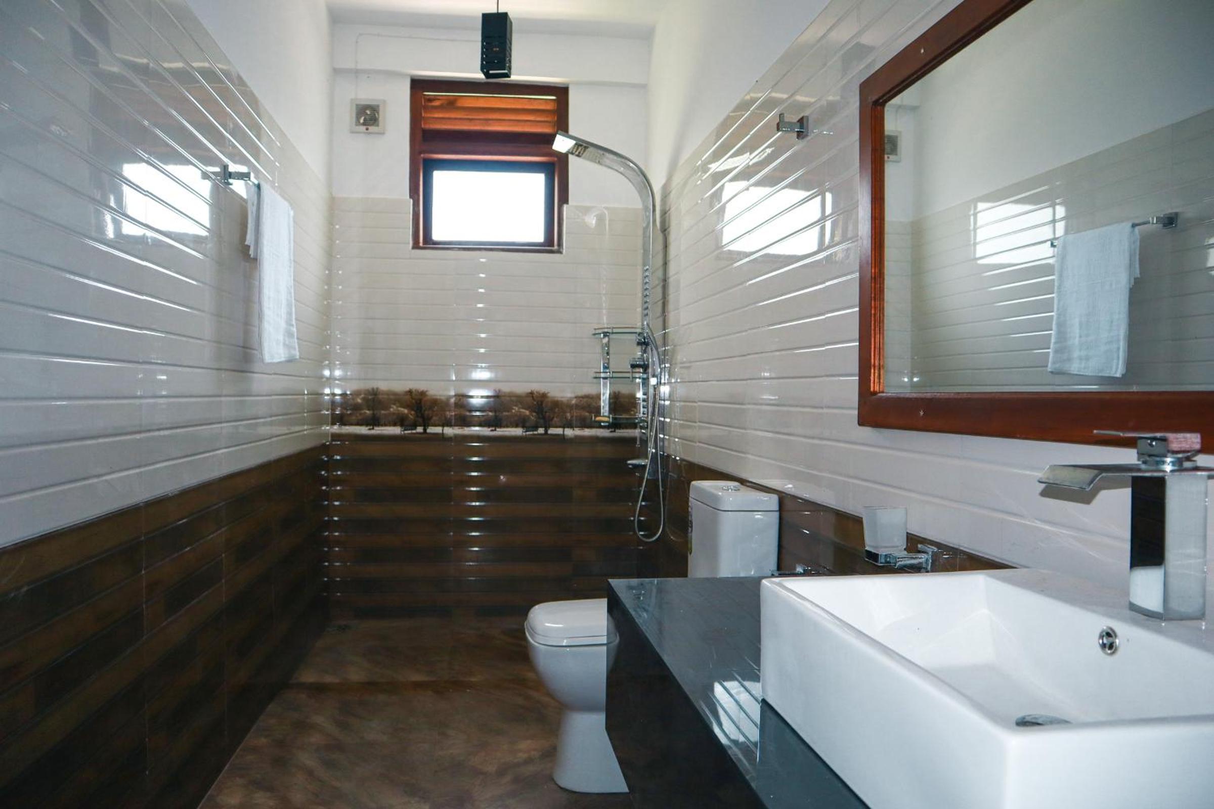Deluxe Double Room with Balcony - Photo 38